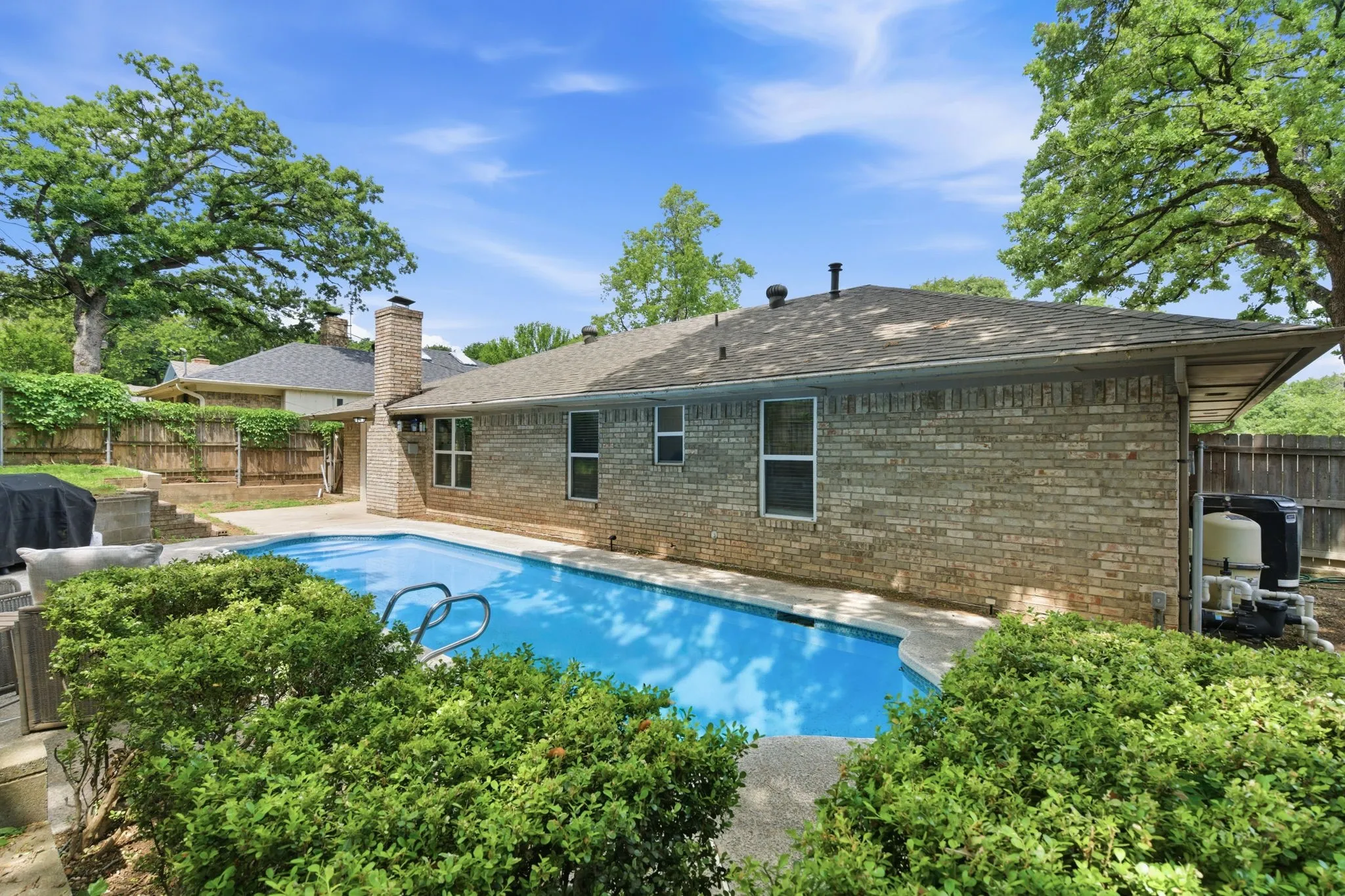 Single Family Residence For Sale in Tarrant County , 5718 Overridge Drive, Arlington, Texas 76017, 3 Bedroom, 2 Bathroom, 2 Garage spaces, 1,796 Sqft, built in 1977, Preowned, Price $374,900, mls#21237766, Real Estate Agent in Arlington, Homes For Sale in Tarrant county, Homes For Sale in Arlington, Realtor in Arlington Texas, Real Estate Brokerage Independent Realty Texas, Luminita Cordes Realtor