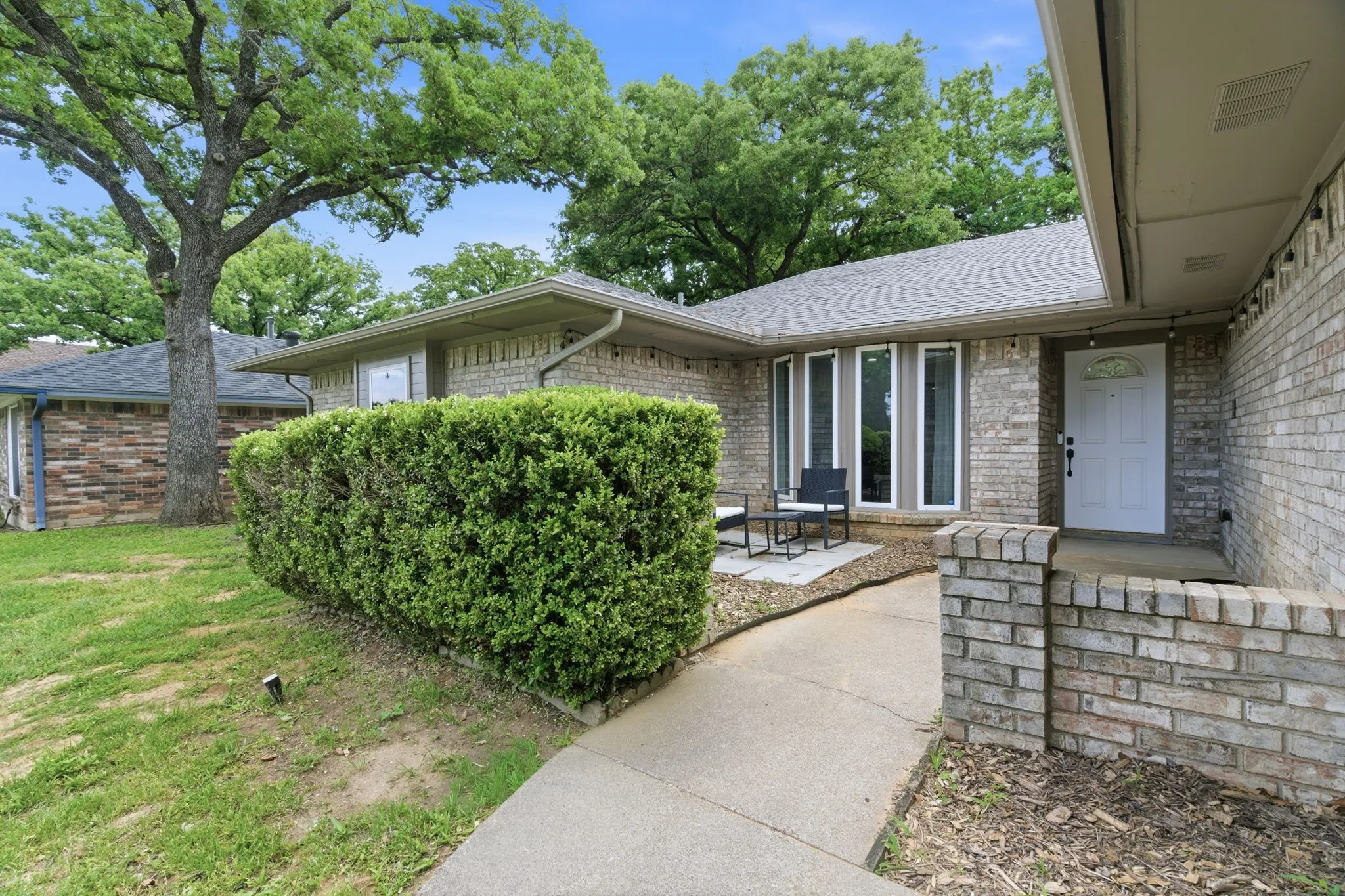 Single Family Residence For Sale in Tarrant County , 5718 Overridge Drive, Arlington, Texas 76017, 3 Bedroom, 2 Bathroom, 2 Garage spaces, 1,796 Sqft, built in 1977, Preowned, Price $374,900, mls#21237766, Real Estate Agent in Arlington, Homes For Sale in Tarrant county, Homes For Sale in Arlington, Realtor in Arlington Texas, Real Estate Brokerage Independent Realty Texas, Luminita Cordes Realtor
