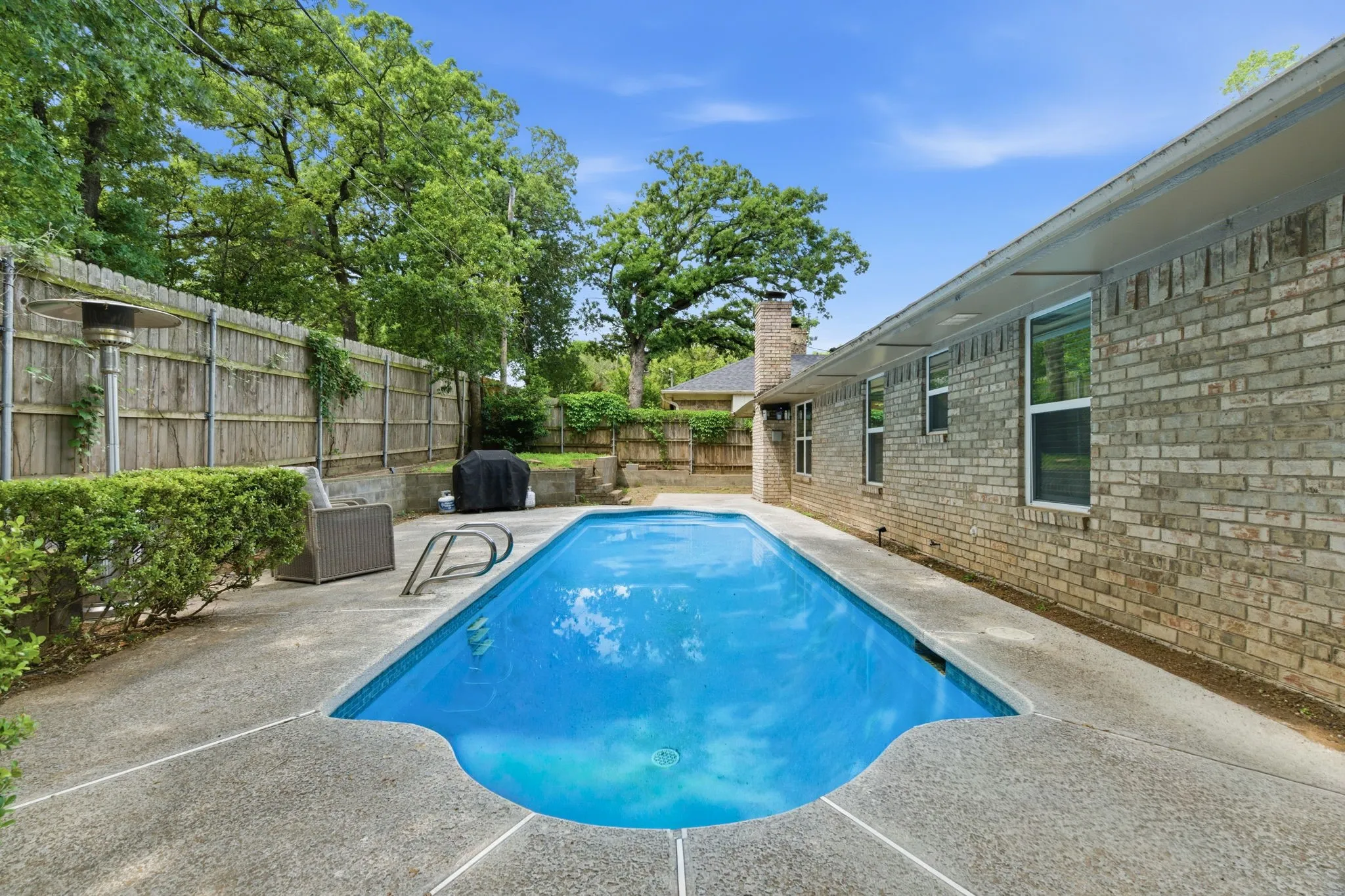 Single Family Residence For Sale in Tarrant County , 5718 Overridge Drive, Arlington, Texas 76017, 3 Bedroom, 2 Bathroom, 2 Garage spaces, 1,796 Sqft, built in 1977, Preowned, Price $374,900, mls#21237766, Real Estate Agent in Arlington, Homes For Sale in Tarrant county, Homes For Sale in Arlington, Realtor in Arlington Texas, Real Estate Brokerage Independent Realty Texas, Luminita Cordes Realtor