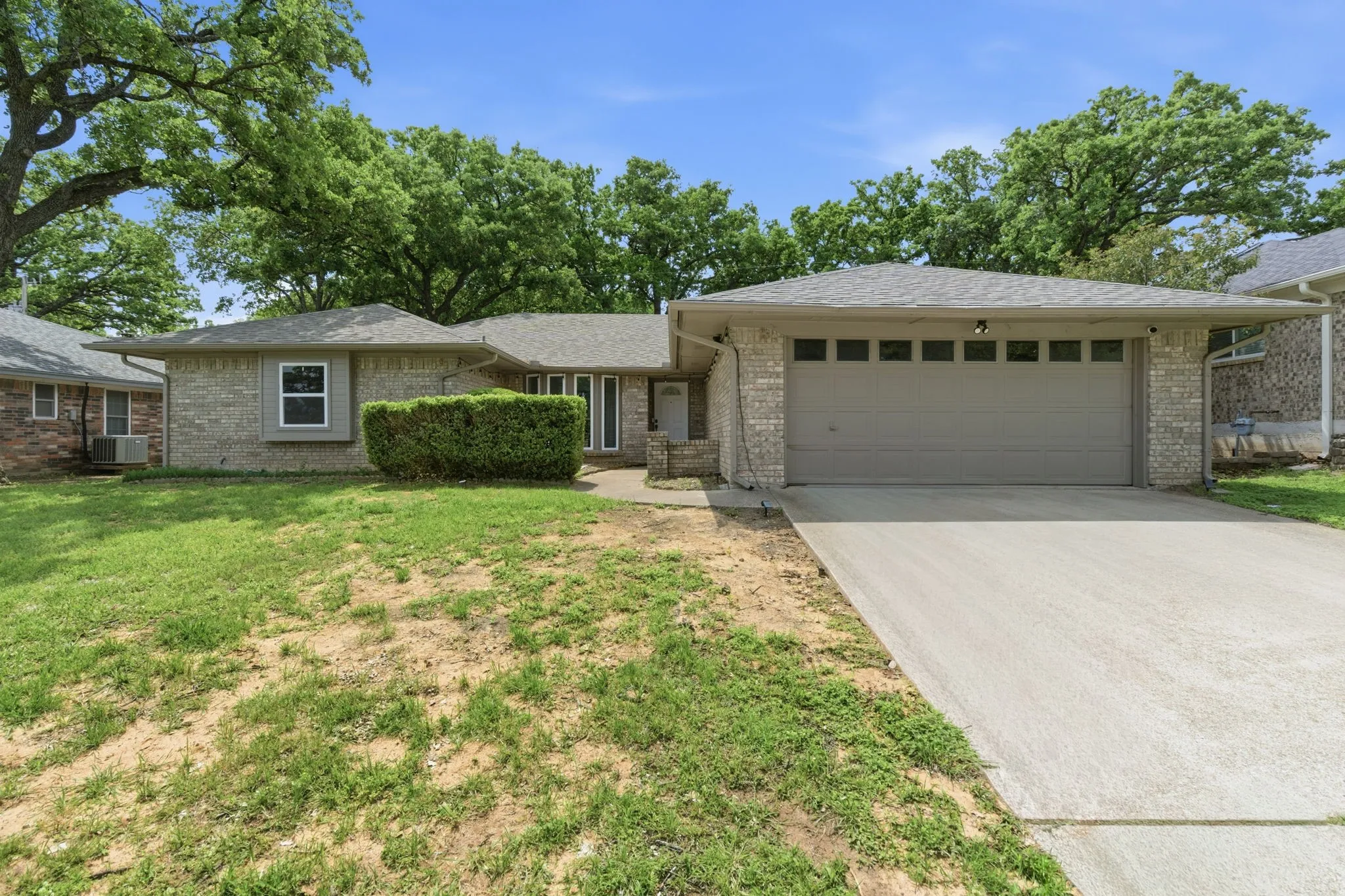 Single Family Residence For Sale in Tarrant County , 5718 Overridge Drive, Arlington, Texas 76017, 3 Bedroom, 2 Bathroom, 2 Garage spaces, 1,796 Sqft, built in 1977, Preowned, Price $374,900, mls#21237766, Real Estate Agent in Arlington, Homes For Sale in Tarrant county, Homes For Sale in Arlington, Realtor in Arlington Texas, Real Estate Brokerage Independent Realty Texas, Luminita Cordes Realtor