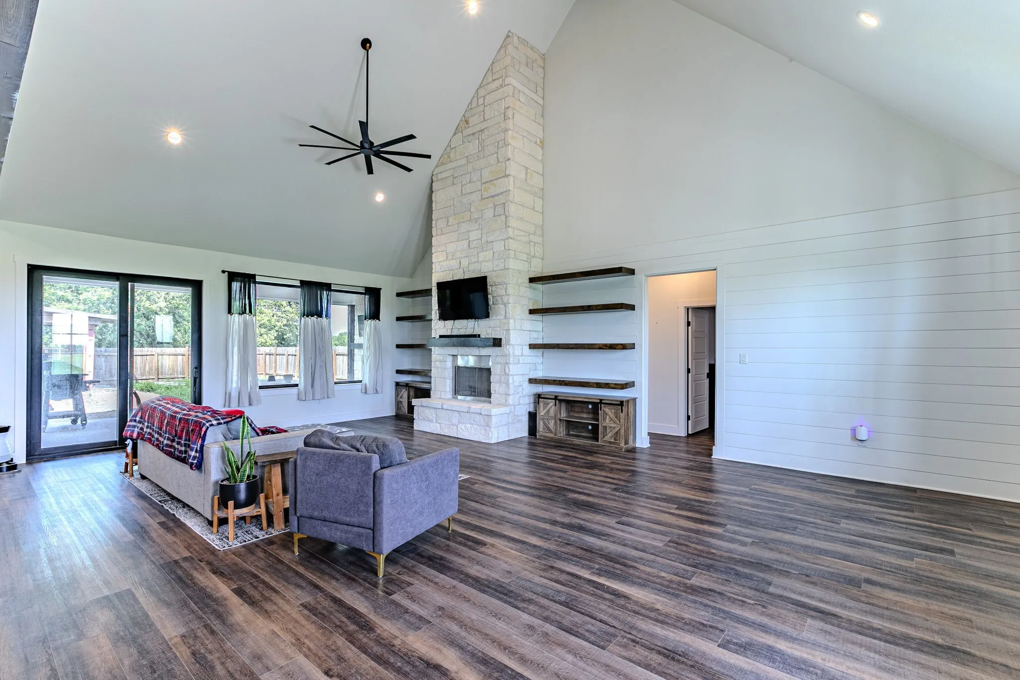 Single Family Residence For Sale in Mc Lennan County , 289 E Bell Road, Waco, Texas 76705, 4 Bedroom, 3 Bathroom, 2 Garage spaces, 2,928 Sqft, built in 2021, mls#21241825, Real Estate Agent in Waco, Homes For Sale in Mc Lennan county, Homes For Sale in Waco, Realtor in Waco Texas, Real Estate Brokerage Independent Realty Texas, Luminita Cordes Realtor