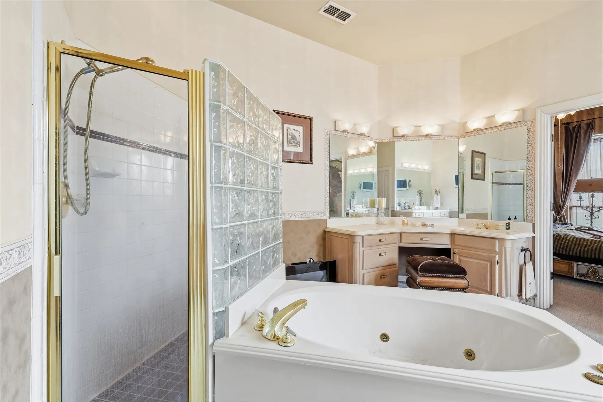 Single Family Residence For Sale in Tarrant County , 4717 Morris Heights Drive, Arlington, Texas 76016, 3 Bedroom, 5 Bathroom, 2 Garage spaces, 3,277 Sqft, built in 1993, Preowned, mls#21241654, Real Estate Agent in Arlington, Homes For Sale in Tarrant county, Homes For Sale in Arlington, Realtor in Arlington Texas, Real Estate Brokerage Independent Realty Texas, Luminita Cordes Realtor