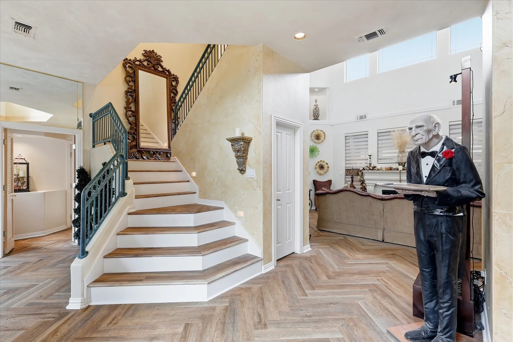 Single Family Residence For Sale in Tarrant County , 4717 Morris Heights Drive, Arlington, Texas 76016, 3 Bedroom, 5 Bathroom, 2 Garage spaces, 3,277 Sqft, built in 1993, Preowned, mls#21241654, Real Estate Agent in Arlington, Homes For Sale in Tarrant county, Homes For Sale in Arlington, Realtor in Arlington Texas, Real Estate Brokerage Independent Realty Texas, Luminita Cordes Realtor