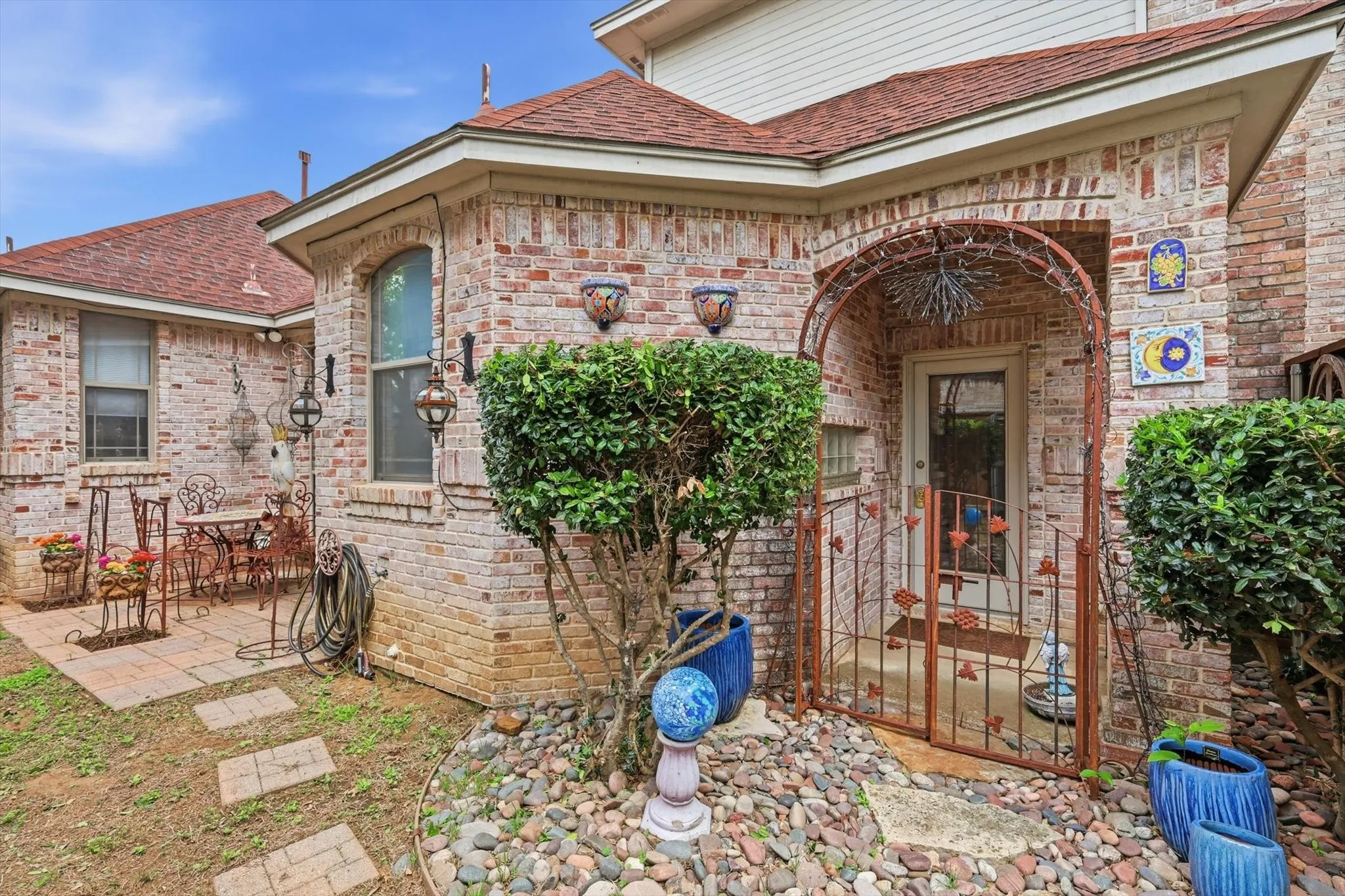 Single Family Residence For Sale in Tarrant County , 4717 Morris Heights Drive, Arlington, Texas 76016, 3 Bedroom, 5 Bathroom, 2 Garage spaces, 3,277 Sqft, built in 1993, Preowned, mls#21241654, Real Estate Agent in Arlington, Homes For Sale in Tarrant county, Homes For Sale in Arlington, Realtor in Arlington Texas, Real Estate Brokerage Independent Realty Texas, Luminita Cordes Realtor