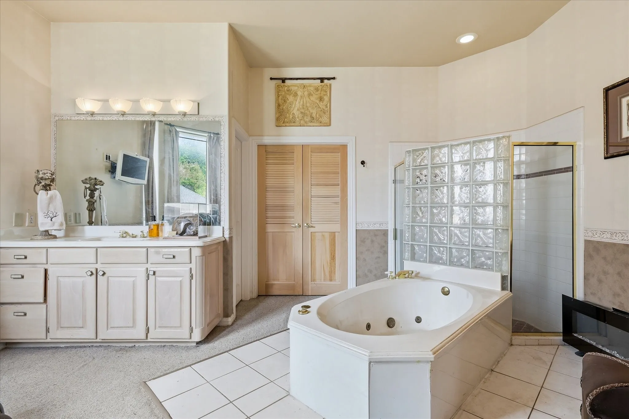 Single Family Residence For Sale in Tarrant County , 4717 Morris Heights Drive, Arlington, Texas 76016, 3 Bedroom, 5 Bathroom, 2 Garage spaces, 3,277 Sqft, built in 1993, Preowned, mls#21241654, Real Estate Agent in Arlington, Homes For Sale in Tarrant county, Homes For Sale in Arlington, Realtor in Arlington Texas, Real Estate Brokerage Independent Realty Texas, Luminita Cordes Realtor