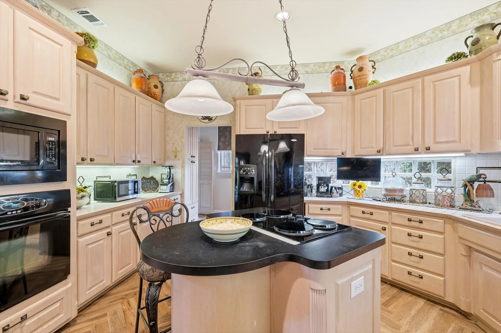 Single Family Residence For Sale in Tarrant County , 4717 Morris Heights Drive, Arlington, Texas 76016, 3 Bedroom, 5 Bathroom, 2 Garage spaces, 3,277 Sqft, built in 1993, Preowned, mls#21241654, Real Estate Agent in Arlington, Homes For Sale in Tarrant county, Homes For Sale in Arlington, Realtor in Arlington Texas, Real Estate Brokerage Independent Realty Texas, Luminita Cordes Realtor