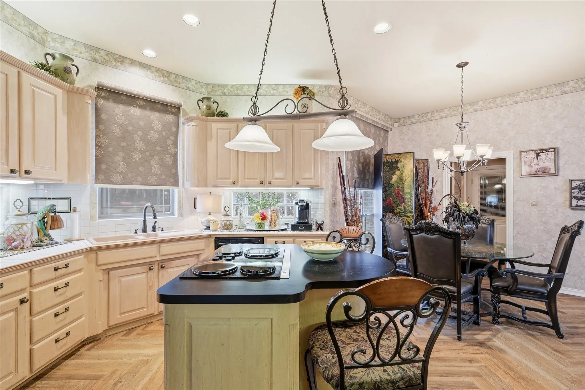 Single Family Residence For Sale in Tarrant County , 4717 Morris Heights Drive, Arlington, Texas 76016, 3 Bedroom, 5 Bathroom, 2 Garage spaces, 3,277 Sqft, built in 1993, Preowned, mls#21241654, Real Estate Agent in Arlington, Homes For Sale in Tarrant county, Homes For Sale in Arlington, Realtor in Arlington Texas, Real Estate Brokerage Independent Realty Texas, Luminita Cordes Realtor