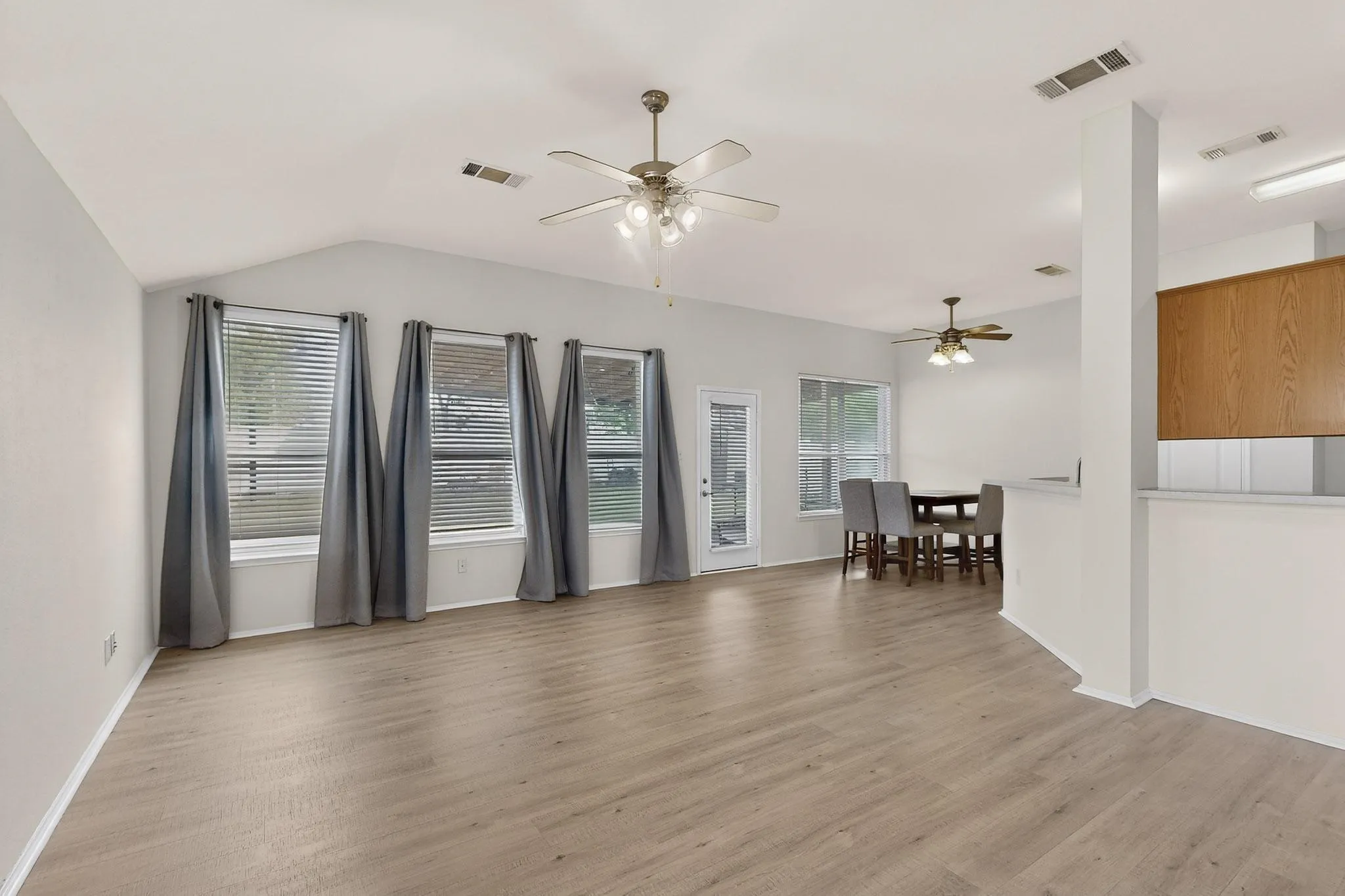 Single Family Residence For Sale in Collin County , 507 Oxford Loop, Princeton, Texas 75407, 3 Bedroom, 2 Bathroom, 2 Garage spaces, 1,767 Sqft, built in 2005, Preowned, mls#21235780, Real Estate Agent in Princeton, Homes For Sale in Collin county, Homes For Sale in Princeton, Realtor in Princeton Texas, Real Estate Brokerage Independent Realty Texas, Luminita Cordes Realtor