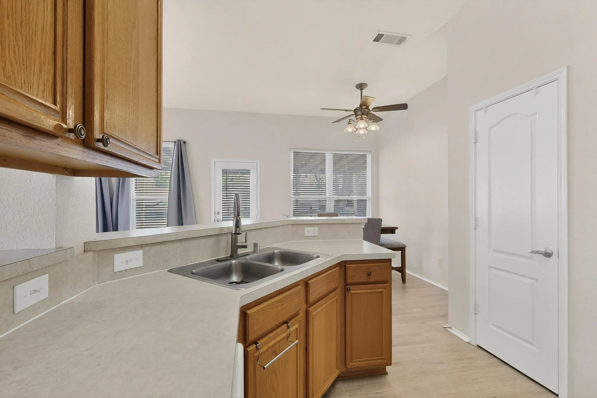Single Family Residence For Sale in Collin County , 507 Oxford Loop, Princeton, Texas 75407, 3 Bedroom, 2 Bathroom, 2 Garage spaces, 1,767 Sqft, built in 2005, Preowned, mls#21235780, Real Estate Agent in Princeton, Homes For Sale in Collin county, Homes For Sale in Princeton, Realtor in Princeton Texas, Real Estate Brokerage Independent Realty Texas, Luminita Cordes Realtor