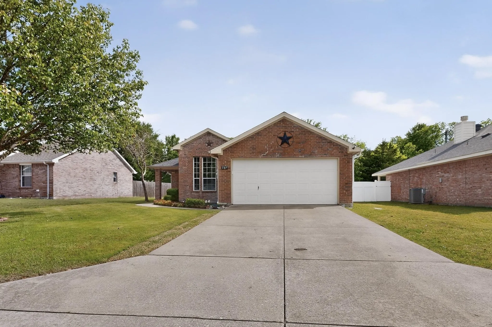 Single Family Residence For Sale in Collin County , 507 Oxford Loop, Princeton, Texas 75407, 3 Bedroom, 2 Bathroom, 2 Garage spaces, 1,767 Sqft, built in 2005, Preowned, mls#21235780, Real Estate Agent in Princeton, Homes For Sale in Collin county, Homes For Sale in Princeton, Realtor in Princeton Texas, Real Estate Brokerage Independent Realty Texas, Luminita Cordes Realtor
