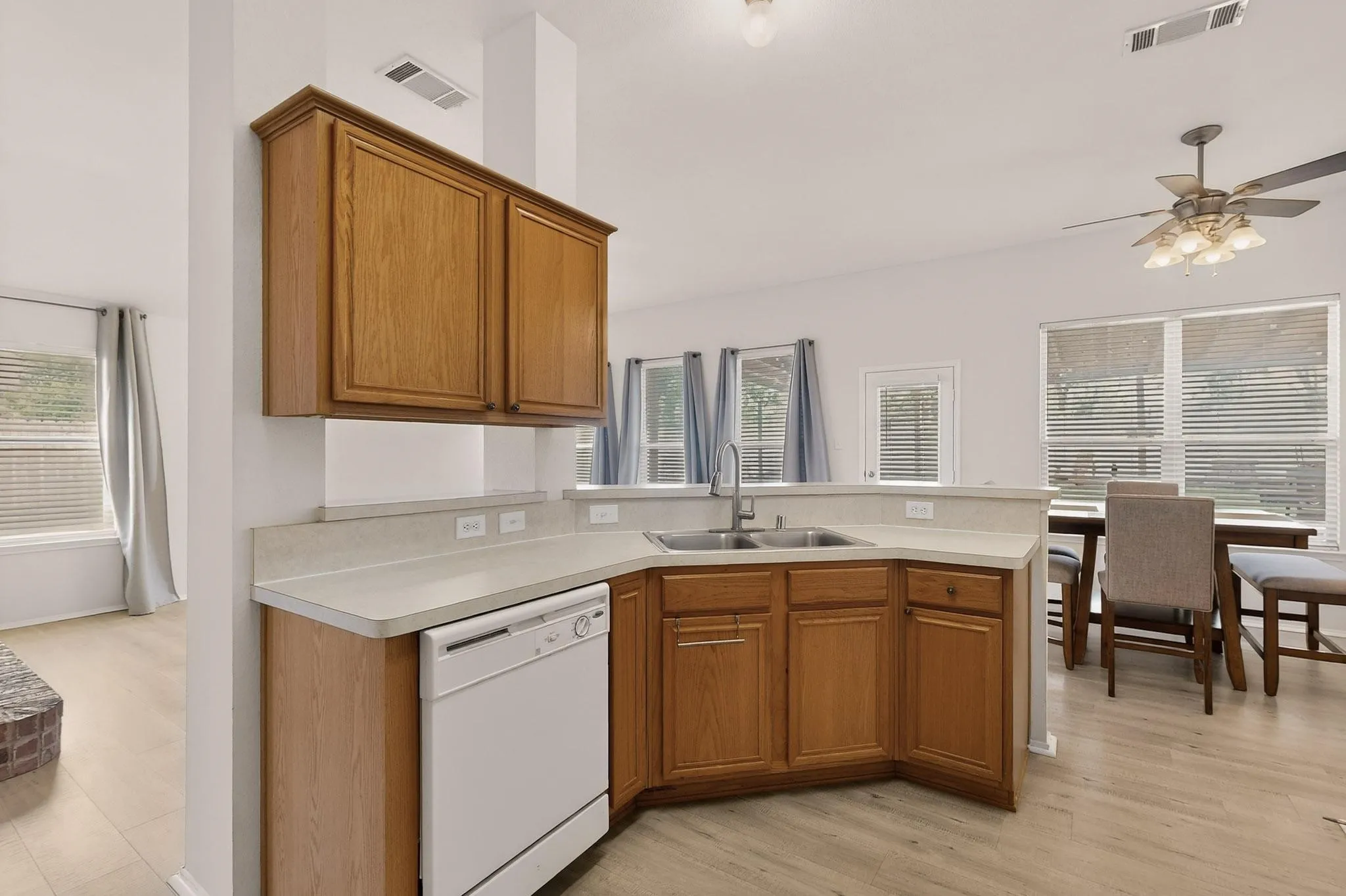 Single Family Residence For Sale in Collin County , 507 Oxford Loop, Princeton, Texas 75407, 3 Bedroom, 2 Bathroom, 2 Garage spaces, 1,767 Sqft, built in 2005, Preowned, mls#21235780, Real Estate Agent in Princeton, Homes For Sale in Collin county, Homes For Sale in Princeton, Realtor in Princeton Texas, Real Estate Brokerage Independent Realty Texas, Luminita Cordes Realtor