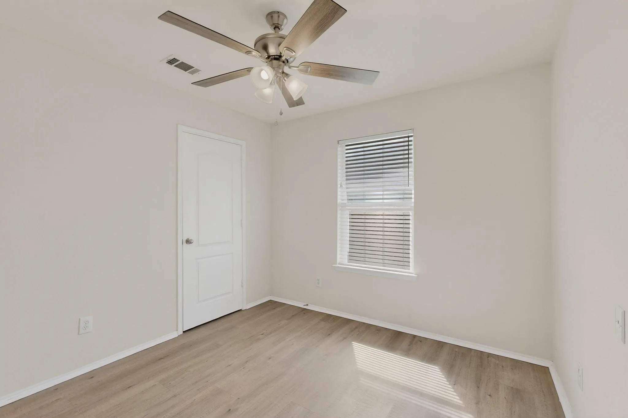 Single Family Residence For Sale in Collin County , 507 Oxford Loop, Princeton, Texas 75407, 3 Bedroom, 2 Bathroom, 2 Garage spaces, 1,767 Sqft, built in 2005, Preowned, mls#21235780, Real Estate Agent in Princeton, Homes For Sale in Collin county, Homes For Sale in Princeton, Realtor in Princeton Texas, Real Estate Brokerage Independent Realty Texas, Luminita Cordes Realtor
