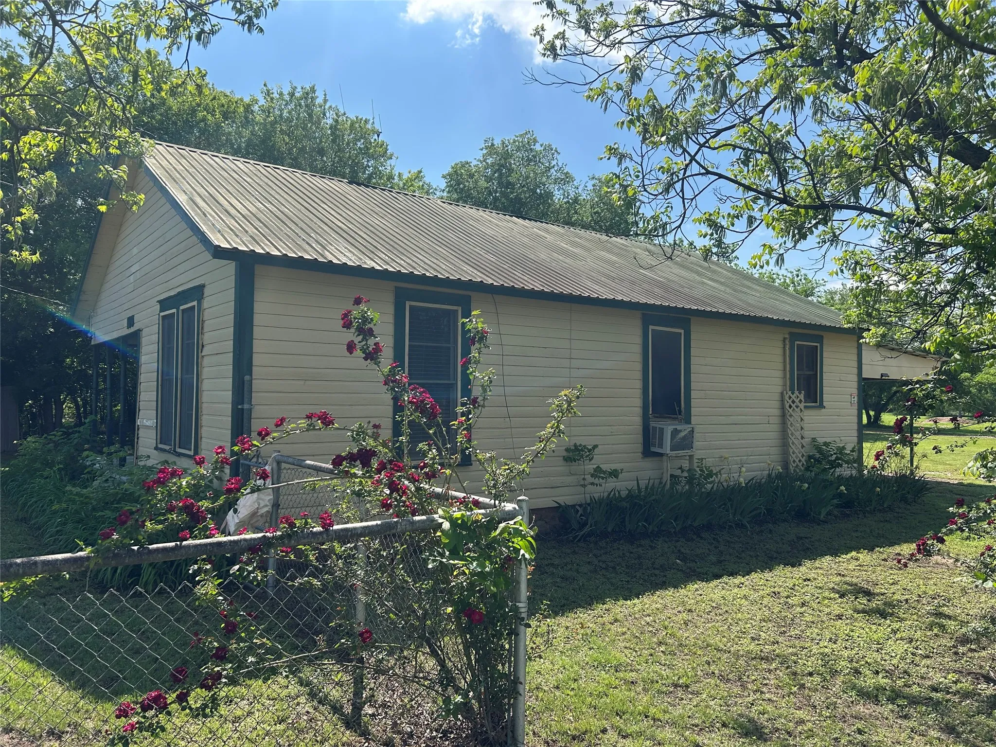 Single Family Residence For Sale in Young County , 109 Harrison Avenue, Newcastle, Texas 76372, 3 Bedroom, 1 Bathroom, Garage spaces, 952 Sqft, built in 1930, Price $45,000, mls#21243503, Real Estate Agent in Newcastle, Homes For Sale in Young county, Homes For Sale in Newcastle, Realtor in Newcastle Texas, Real Estate Brokerage Independent Realty Texas, Luminita Cordes Realtor