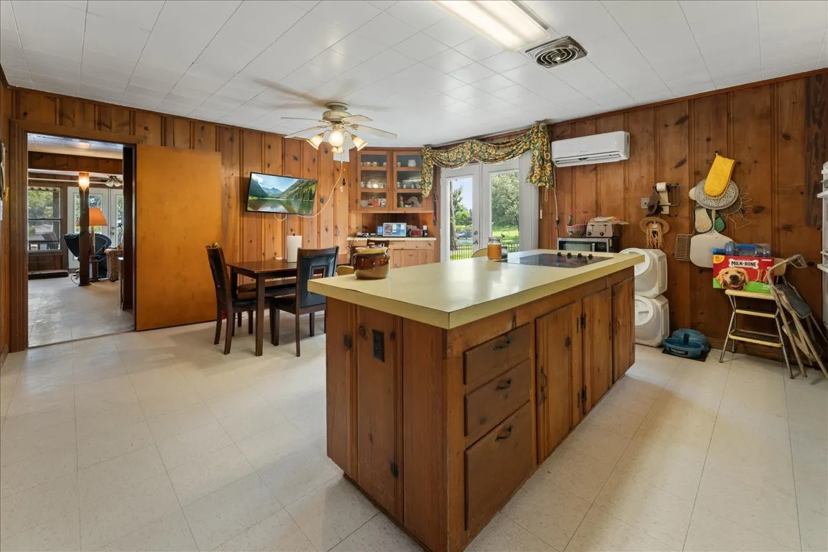 Single Family Residence For Sale in Wood County , 1027 County Road 3230, Quitman, Texas 75783, 3 Bedroom, 2 Bathroom, Garage spaces, 2,455 Sqft, built in 1947, mls#21238495, Real Estate Agent in Quitman, Homes For Sale in Wood county, Homes For Sale in Quitman, Realtor in Quitman Texas, Real Estate Brokerage Independent Realty Texas, Luminita Cordes Realtor