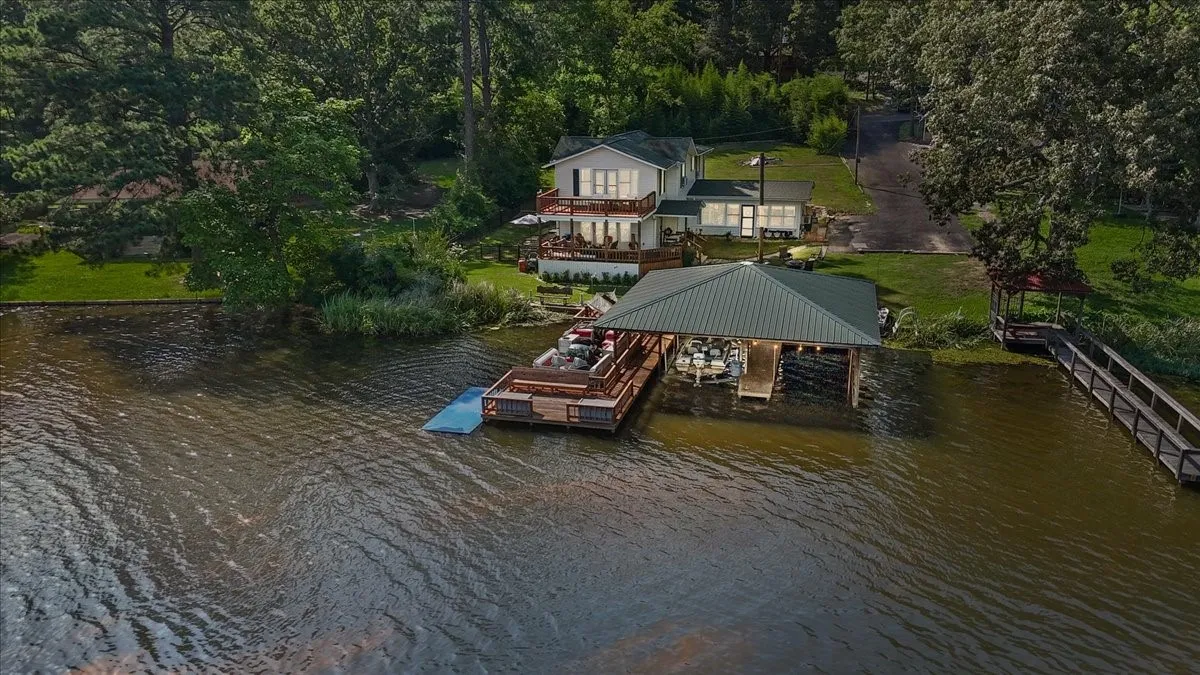 Single Family Residence For Sale in Wood County , 1027 County Road 3230, Quitman, Texas 75783, 3 Bedroom, 2 Bathroom, Garage spaces, 2,455 Sqft, built in 1947, mls#21238495, Real Estate Agent in Quitman, Homes For Sale in Wood county, Homes For Sale in Quitman, Realtor in Quitman Texas, Real Estate Brokerage Independent Realty Texas, Luminita Cordes Realtor