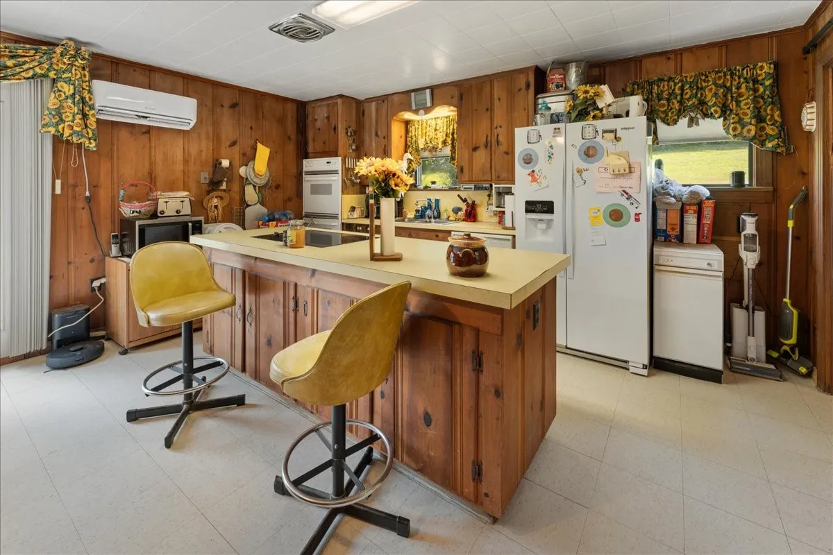 Single Family Residence For Sale in Wood County , 1027 County Road 3230, Quitman, Texas 75783, 3 Bedroom, 2 Bathroom, Garage spaces, 2,455 Sqft, built in 1947, mls#21238495, Real Estate Agent in Quitman, Homes For Sale in Wood county, Homes For Sale in Quitman, Realtor in Quitman Texas, Real Estate Brokerage Independent Realty Texas, Luminita Cordes Realtor