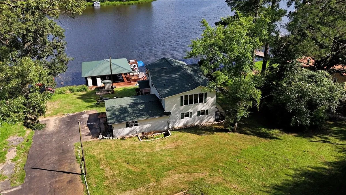 Single Family Residence For Sale in Wood County , 1027 County Road 3230, Quitman, Texas 75783, 3 Bedroom, 2 Bathroom, Garage spaces, 2,455 Sqft, built in 1947, mls#21238495, Real Estate Agent in Quitman, Homes For Sale in Wood county, Homes For Sale in Quitman, Realtor in Quitman Texas, Real Estate Brokerage Independent Realty Texas, Luminita Cordes Realtor