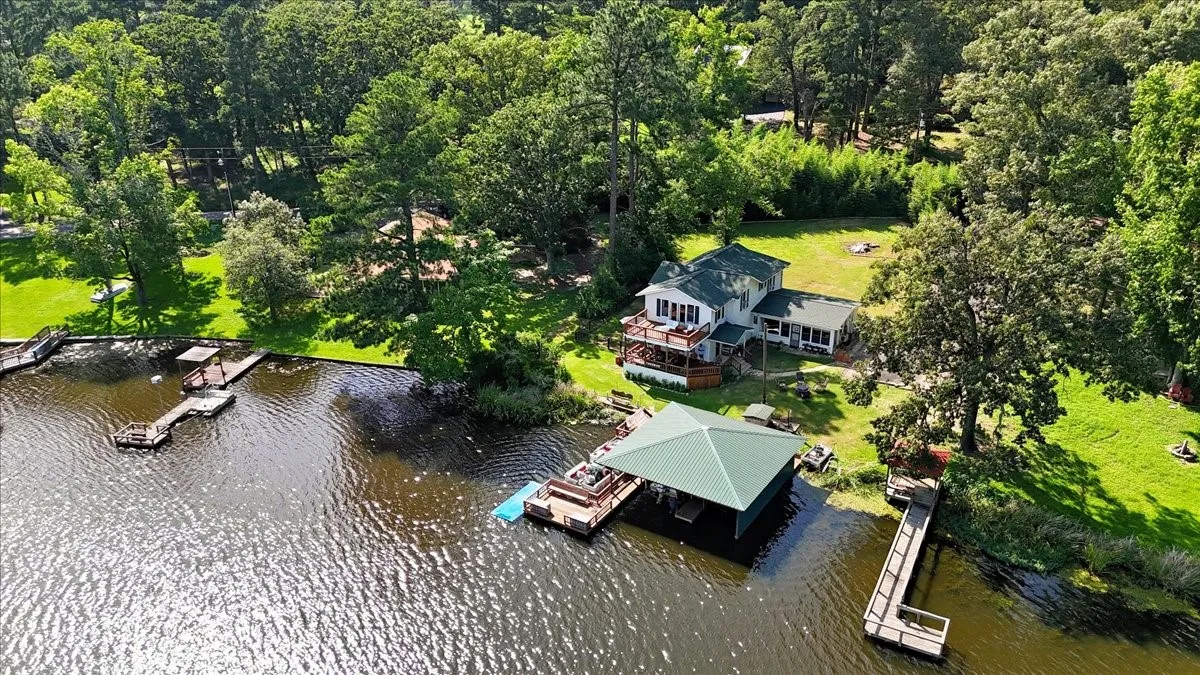 Single Family Residence For Sale in Wood County , 1027 County Road 3230, Quitman, Texas 75783, 3 Bedroom, 2 Bathroom, Garage spaces, 2,455 Sqft, built in 1947, mls#21238495, Real Estate Agent in Quitman, Homes For Sale in Wood county, Homes For Sale in Quitman, Realtor in Quitman Texas, Real Estate Brokerage Independent Realty Texas, Luminita Cordes Realtor