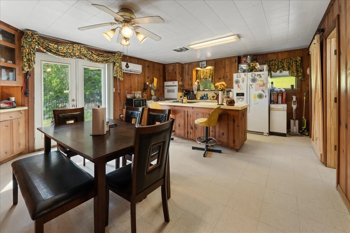Single Family Residence For Sale in Wood County , 1027 County Road 3230, Quitman, Texas 75783, 3 Bedroom, 2 Bathroom, Garage spaces, 2,455 Sqft, built in 1947, mls#21238495, Real Estate Agent in Quitman, Homes For Sale in Wood county, Homes For Sale in Quitman, Realtor in Quitman Texas, Real Estate Brokerage Independent Realty Texas, Luminita Cordes Realtor