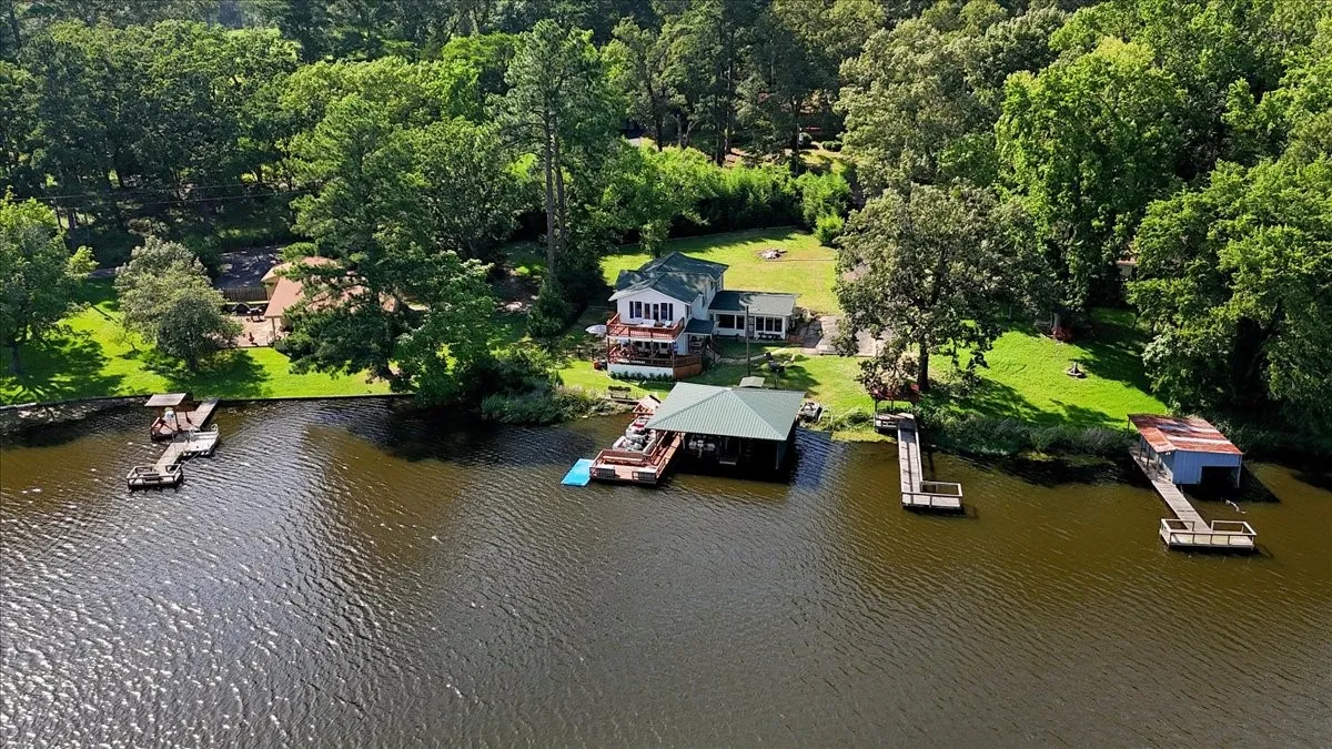 Single Family Residence For Sale in Wood County , 1027 County Road 3230, Quitman, Texas 75783, 3 Bedroom, 2 Bathroom, Garage spaces, 2,455 Sqft, built in 1947, mls#21238495, Real Estate Agent in Quitman, Homes For Sale in Wood county, Homes For Sale in Quitman, Realtor in Quitman Texas, Real Estate Brokerage Independent Realty Texas, Luminita Cordes Realtor