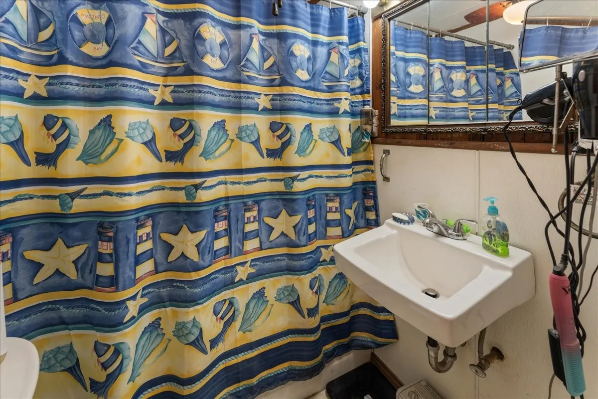 Single Family Residence For Sale in Wood County , 1027 County Road 3230, Quitman, Texas 75783, 3 Bedroom, 2 Bathroom, Garage spaces, 2,455 Sqft, built in 1947, mls#21238495, Real Estate Agent in Quitman, Homes For Sale in Wood county, Homes For Sale in Quitman, Realtor in Quitman Texas, Real Estate Brokerage Independent Realty Texas, Luminita Cordes Realtor