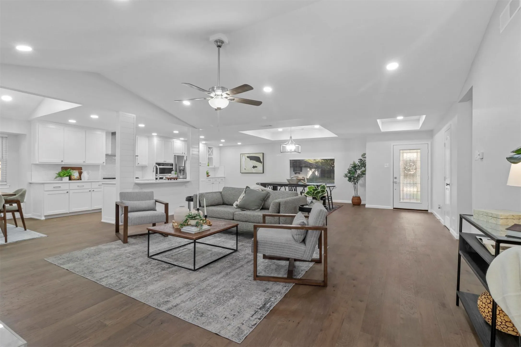 Single Family Residence For Rent in Dallas County , 3212 Altman Drive, Dallas, Texas 75229, 4 Bedroom, 3 Bathroom, 2 Garage spaces, 2,619 Sqft, built in 1968, mls#21243538, Real Estate Agent in Dallas, Homes For Rent in Dallas county, Homes For Rent in Dallas, Realtor in Dallas Texas, Real Estate Brokerage Independent Realty Texas, Luminita Cordes Realtor