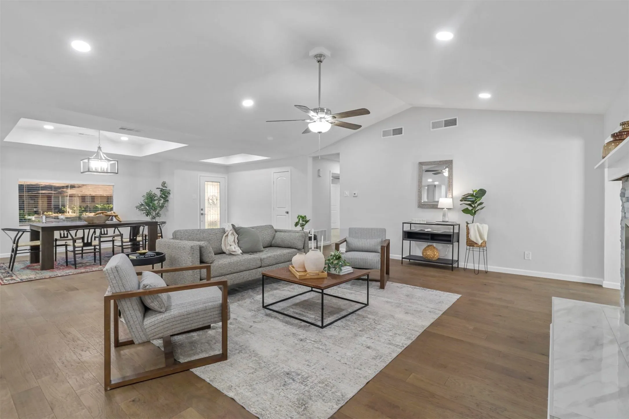 Single Family Residence For Rent in Dallas County , 3212 Altman Drive, Dallas, Texas 75229, 4 Bedroom, 3 Bathroom, 2 Garage spaces, 2,619 Sqft, built in 1968, mls#21243538, Real Estate Agent in Dallas, Homes For Rent in Dallas county, Homes For Rent in Dallas, Realtor in Dallas Texas, Real Estate Brokerage Independent Realty Texas, Luminita Cordes Realtor