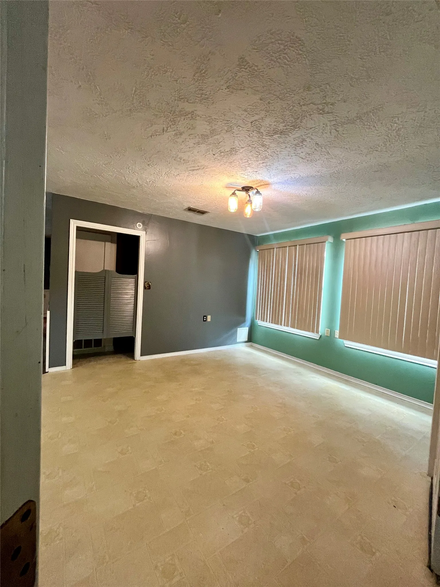 Single Family Residence For Sale in Wood County , 111 Private Road 6980, Alba, Texas 75410, 2 Bedrooms, 2 Bathrooms, 1 Garage spaces, 1,392 Sqft, built in 2005, Preowned, Price $230,000, mls#21243548, Real Estate Agent in Alba, Homes For Sale in Wood county, Homes For Sale in Alba, Realtor in Alba Texas, Real Estate Brokerage Independent Realty Texas, Luminita Cordes Realtor