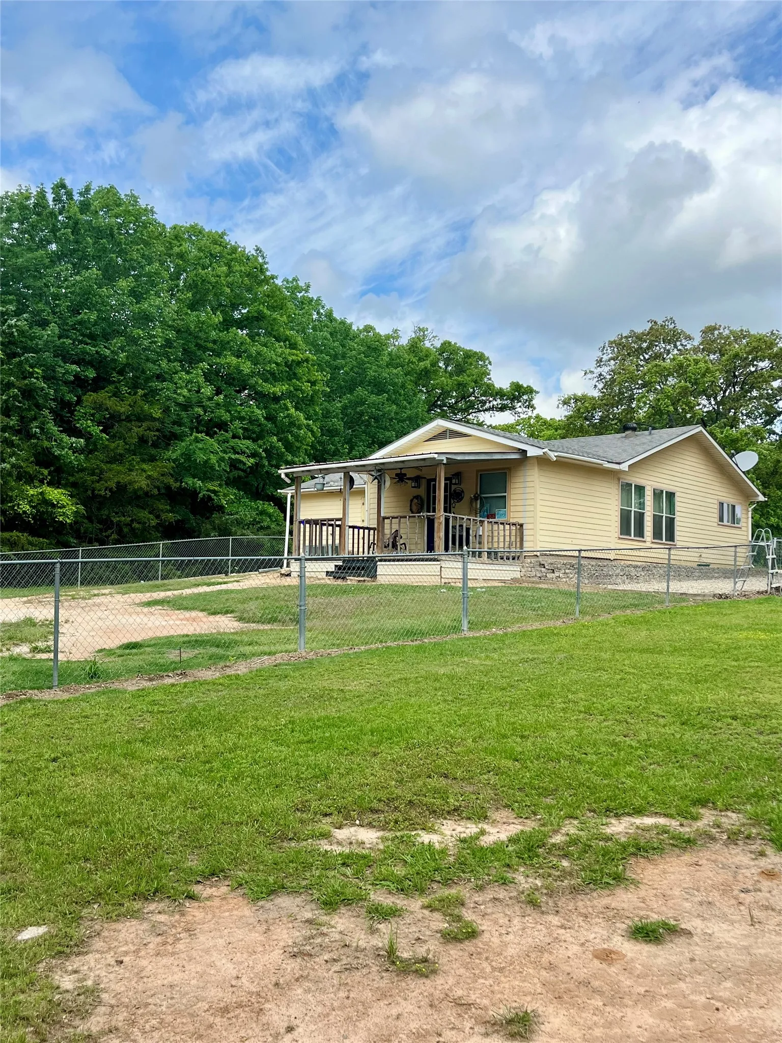 Single Family Residence For Sale in Wood County , 111 Private Road 6980, Alba, Texas 75410, 2 Bedrooms, 2 Bathrooms, 1 Garage spaces, 1,392 Sqft, built in 2005, Preowned, Price $230,000, mls#21243548, Real Estate Agent in Alba, Homes For Sale in Wood county, Homes For Sale in Alba, Realtor in Alba Texas, Real Estate Brokerage Independent Realty Texas, Luminita Cordes Realtor