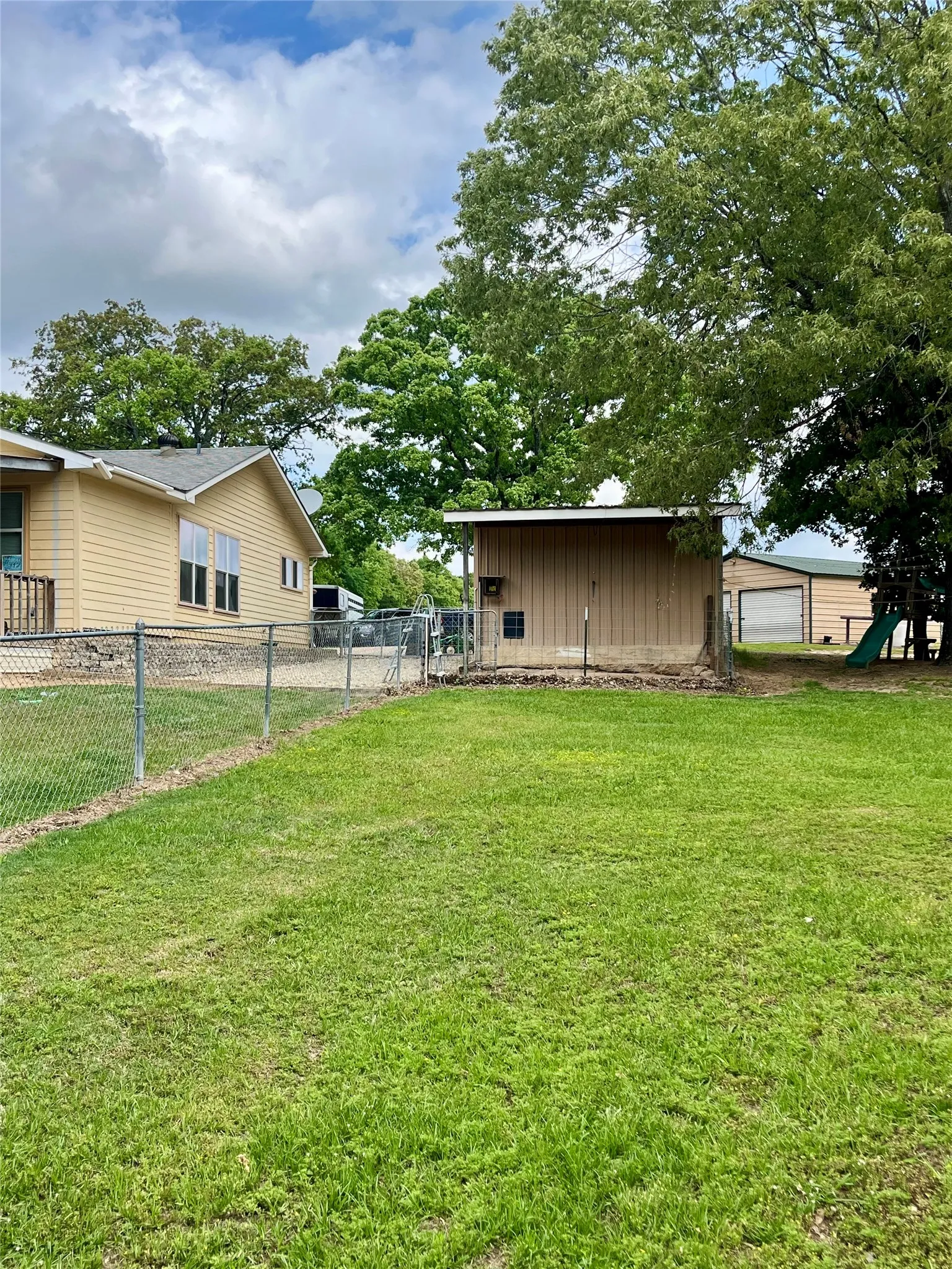 Single Family Residence For Sale in Wood County , 111 Private Road 6980, Alba, Texas 75410, 2 Bedrooms, 2 Bathrooms, 1 Garage spaces, 1,392 Sqft, built in 2005, Preowned, Price $230,000, mls#21243548, Real Estate Agent in Alba, Homes For Sale in Wood county, Homes For Sale in Alba, Realtor in Alba Texas, Real Estate Brokerage Independent Realty Texas, Luminita Cordes Realtor
