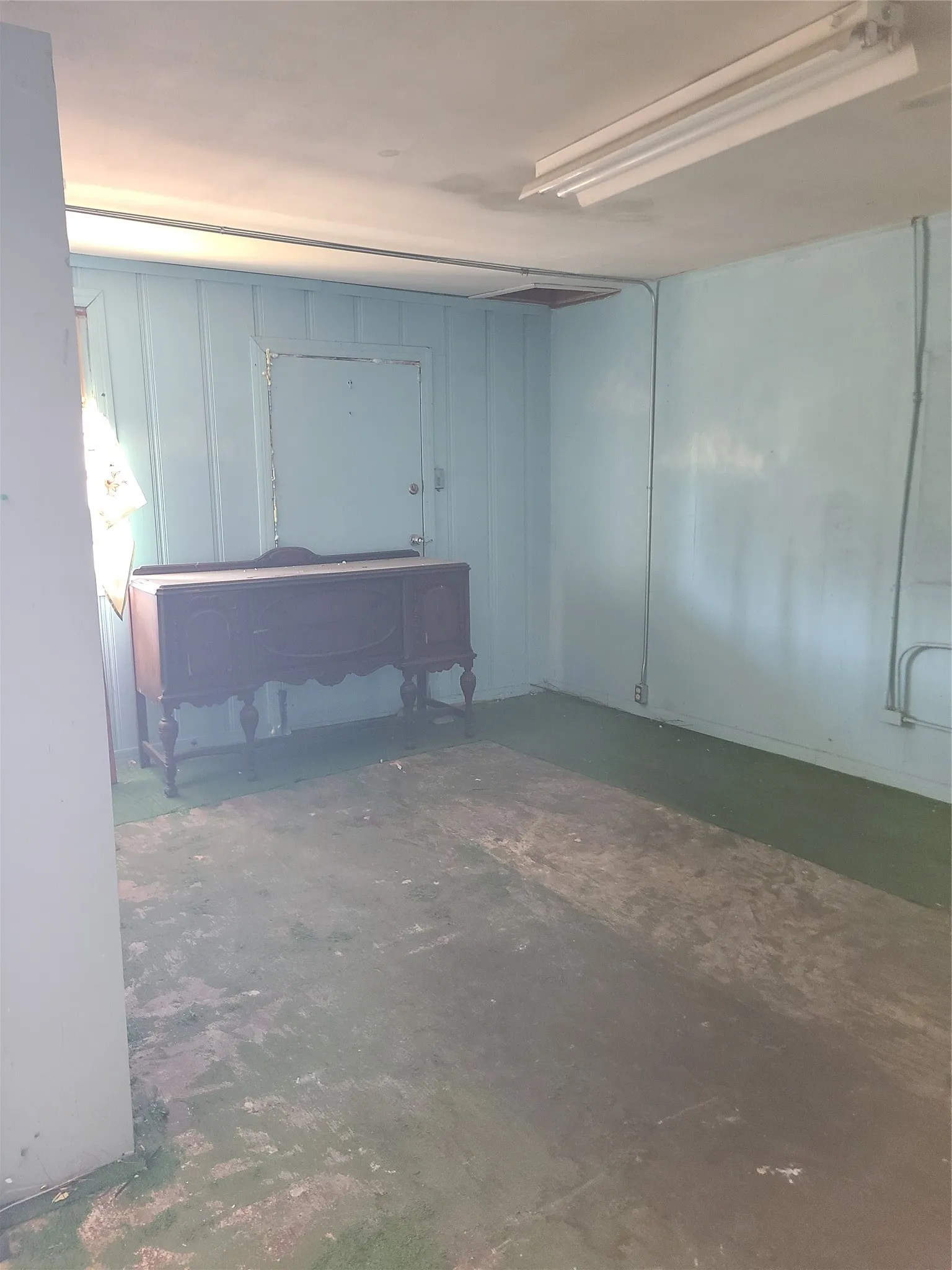 Fron of unit B facing West vry large and open floor plan.