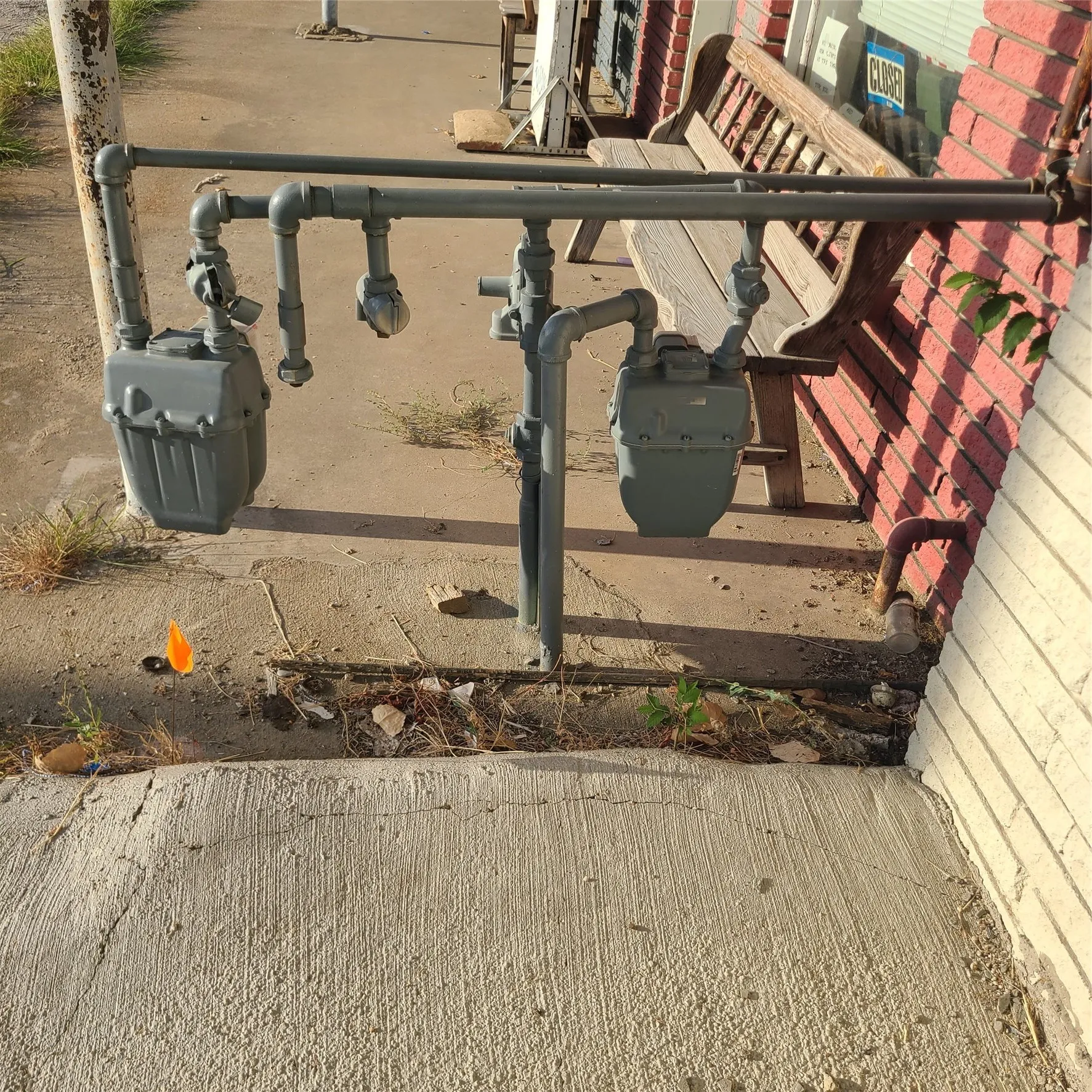 Outside gas  to the building