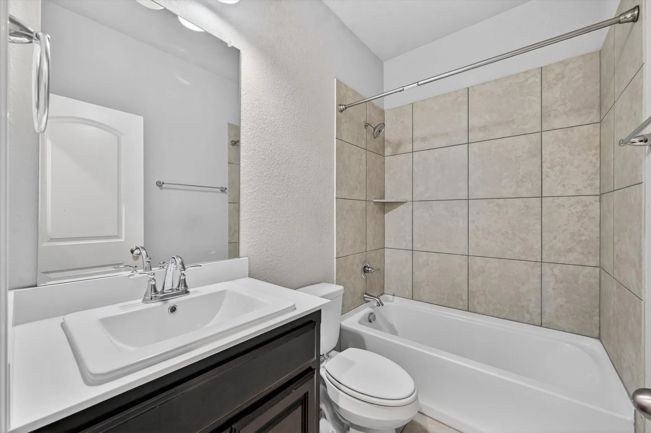 Single Family Residence For Sale in Ellis County , 1906 Gristmill Drive, Mansfield, Texas 76063, 4 Bedroom, 4 Bathroom, 3 Garage spaces, 3,147 Sqft, built in 2021, Preowned, mls#21243447, Real Estate Agent in Mansfield, Homes For Sale in Ellis county, Homes For Sale in Mansfield, Realtor in Mansfield Texas, Real Estate Brokerage Independent Realty Texas, Luminita Cordes Realtor