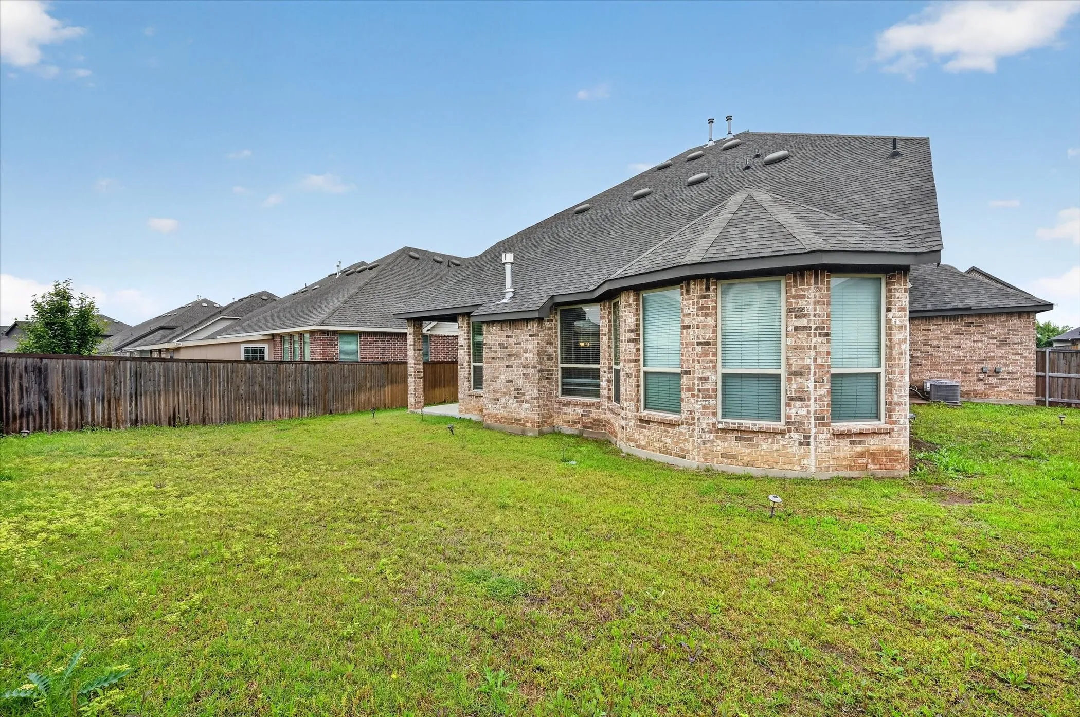 Single Family Residence For Sale in Ellis County , 1906 Gristmill Drive, Mansfield, Texas 76063, 4 Bedroom, 4 Bathroom, 3 Garage spaces, 3,147 Sqft, built in 2021, Preowned, mls#21243447, Real Estate Agent in Mansfield, Homes For Sale in Ellis county, Homes For Sale in Mansfield, Realtor in Mansfield Texas, Real Estate Brokerage Independent Realty Texas, Luminita Cordes Realtor