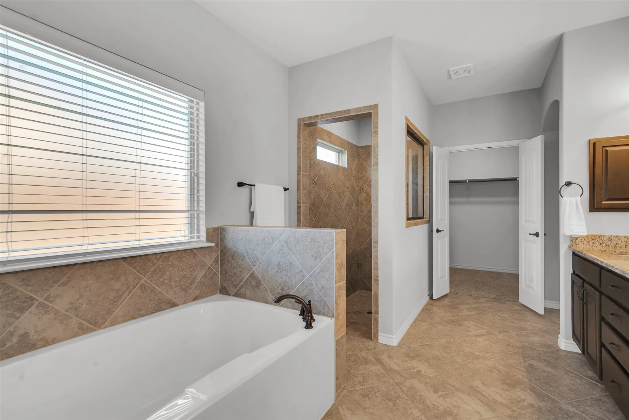 Single Family Residence For Sale in Denton County , 116 Mundelein Drive, Oak Point, Texas 75068, 4 Bedroom, 4 Bathroom, 3 Garage spaces, 3,582 Sqft, built in 2014, Preowned, mls#21243530, Real Estate Agent in Oak Point, Homes For Sale in Denton county, Homes For Sale in Oak Point, Realtor in Oak Point Texas, Real Estate Brokerage Independent Realty Texas, Luminita Cordes Realtor