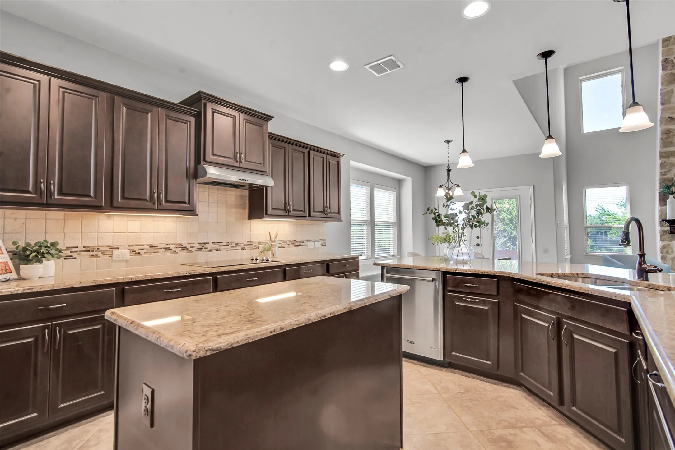 Single Family Residence For Sale in Denton County , 116 Mundelein Drive, Oak Point, Texas 75068, 4 Bedroom, 4 Bathroom, 3 Garage spaces, 3,582 Sqft, built in 2014, Preowned, mls#21243530, Real Estate Agent in Oak Point, Homes For Sale in Denton county, Homes For Sale in Oak Point, Realtor in Oak Point Texas, Real Estate Brokerage Independent Realty Texas, Luminita Cordes Realtor