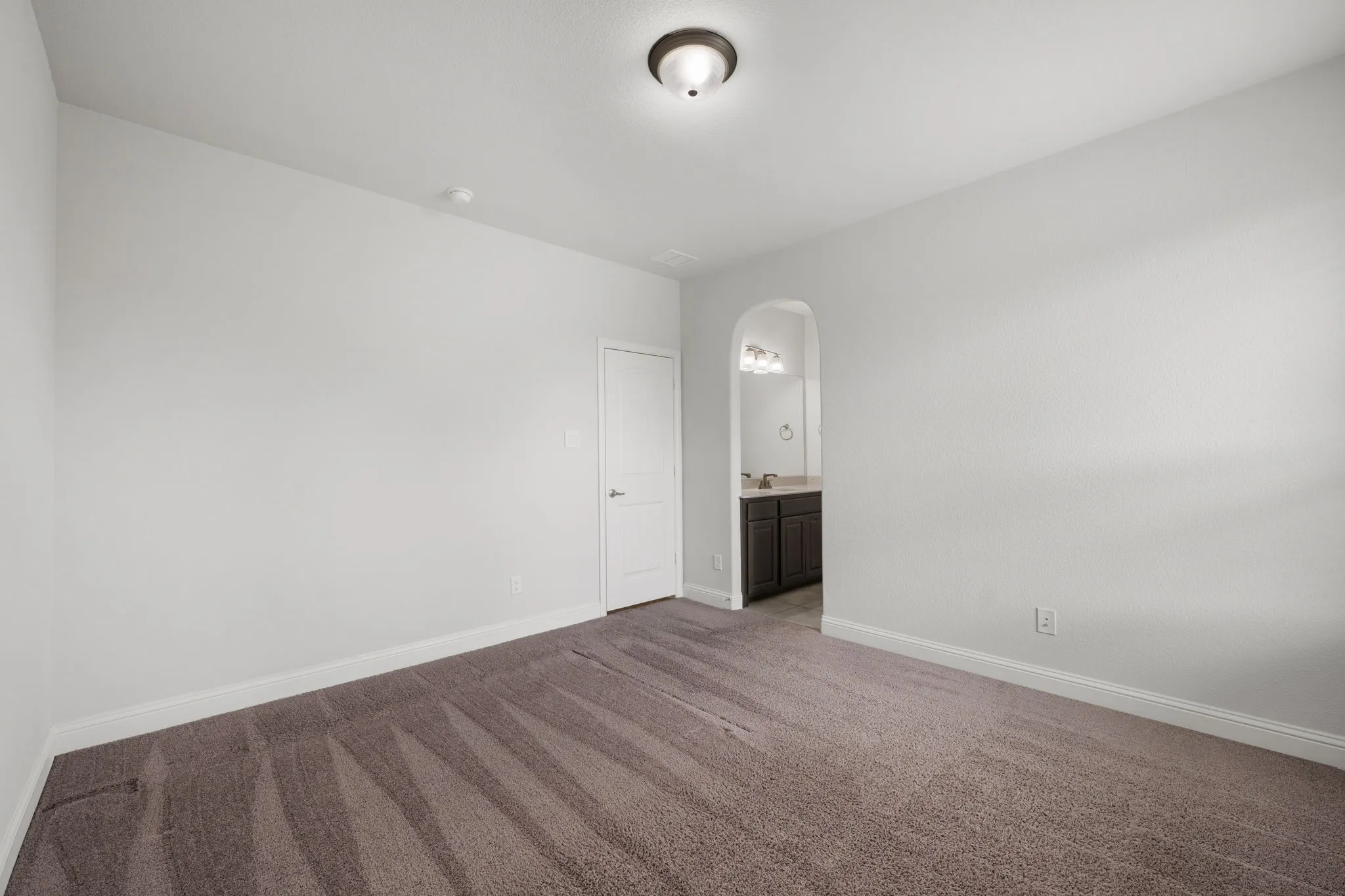 Spacious secondary bed with access to jack and jill bath