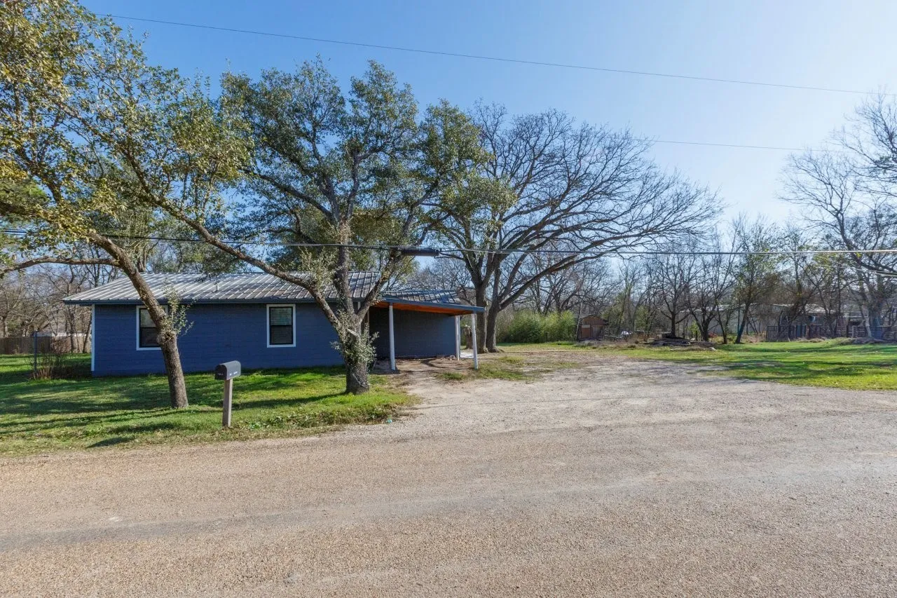 Single Family Residence For Sale in Kaufman County , 19629 Valentine, Kemp, Texas 75143, 3 Bedroom, 2 Bathroom, Garage spaces, 1,456 Sqft, built in 1966, mls#21243599, Real Estate Agent in Kemp, Homes For Sale in Kaufman county, Homes For Sale in Kemp, Realtor in Kemp Texas, Real Estate Brokerage Independent Realty Texas, Luminita Cordes Realtor