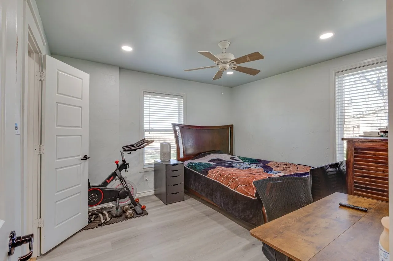Single Family Residence For Sale in Kaufman County , 19629 Valentine, Kemp, Texas 75143, 3 Bedroom, 2 Bathroom, Garage spaces, 1,456 Sqft, built in 1966, mls#21243599, Real Estate Agent in Kemp, Homes For Sale in Kaufman county, Homes For Sale in Kemp, Realtor in Kemp Texas, Real Estate Brokerage Independent Realty Texas, Luminita Cordes Realtor