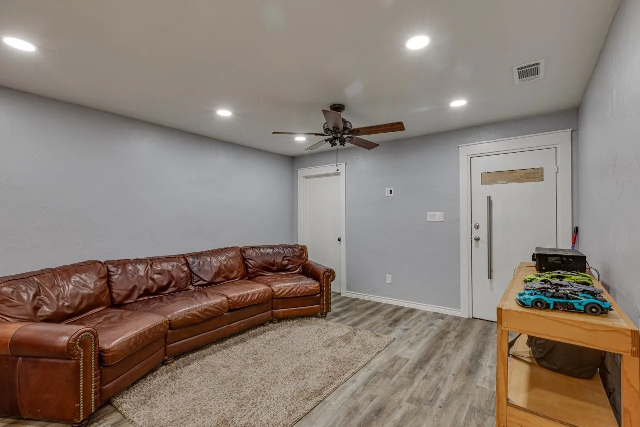 Single Family Residence For Sale in Kaufman County , 19629 Valentine, Kemp, Texas 75143, 3 Bedroom, 2 Bathroom, Garage spaces, 1,456 Sqft, built in 1966, mls#21243599, Real Estate Agent in Kemp, Homes For Sale in Kaufman county, Homes For Sale in Kemp, Realtor in Kemp Texas, Real Estate Brokerage Independent Realty Texas, Luminita Cordes Realtor