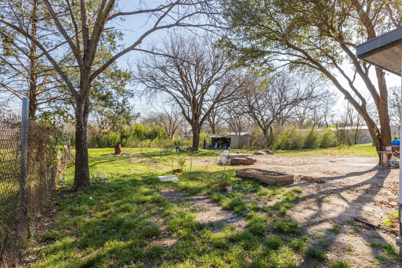 Single Family Residence For Sale in Kaufman County , 19629 Valentine, Kemp, Texas 75143, 3 Bedroom, 2 Bathroom, Garage spaces, 1,456 Sqft, built in 1966, mls#21243599, Real Estate Agent in Kemp, Homes For Sale in Kaufman county, Homes For Sale in Kemp, Realtor in Kemp Texas, Real Estate Brokerage Independent Realty Texas, Luminita Cordes Realtor