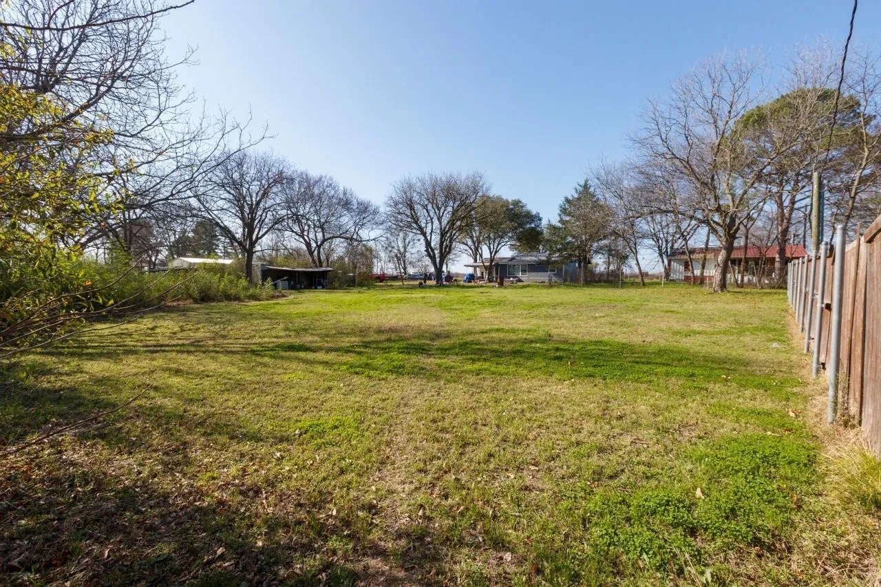 Single Family Residence For Sale in Kaufman County , 19629 Valentine, Kemp, Texas 75143, 3 Bedroom, 2 Bathroom, Garage spaces, 1,456 Sqft, built in 1966, mls#21243599, Real Estate Agent in Kemp, Homes For Sale in Kaufman county, Homes For Sale in Kemp, Realtor in Kemp Texas, Real Estate Brokerage Independent Realty Texas, Luminita Cordes Realtor