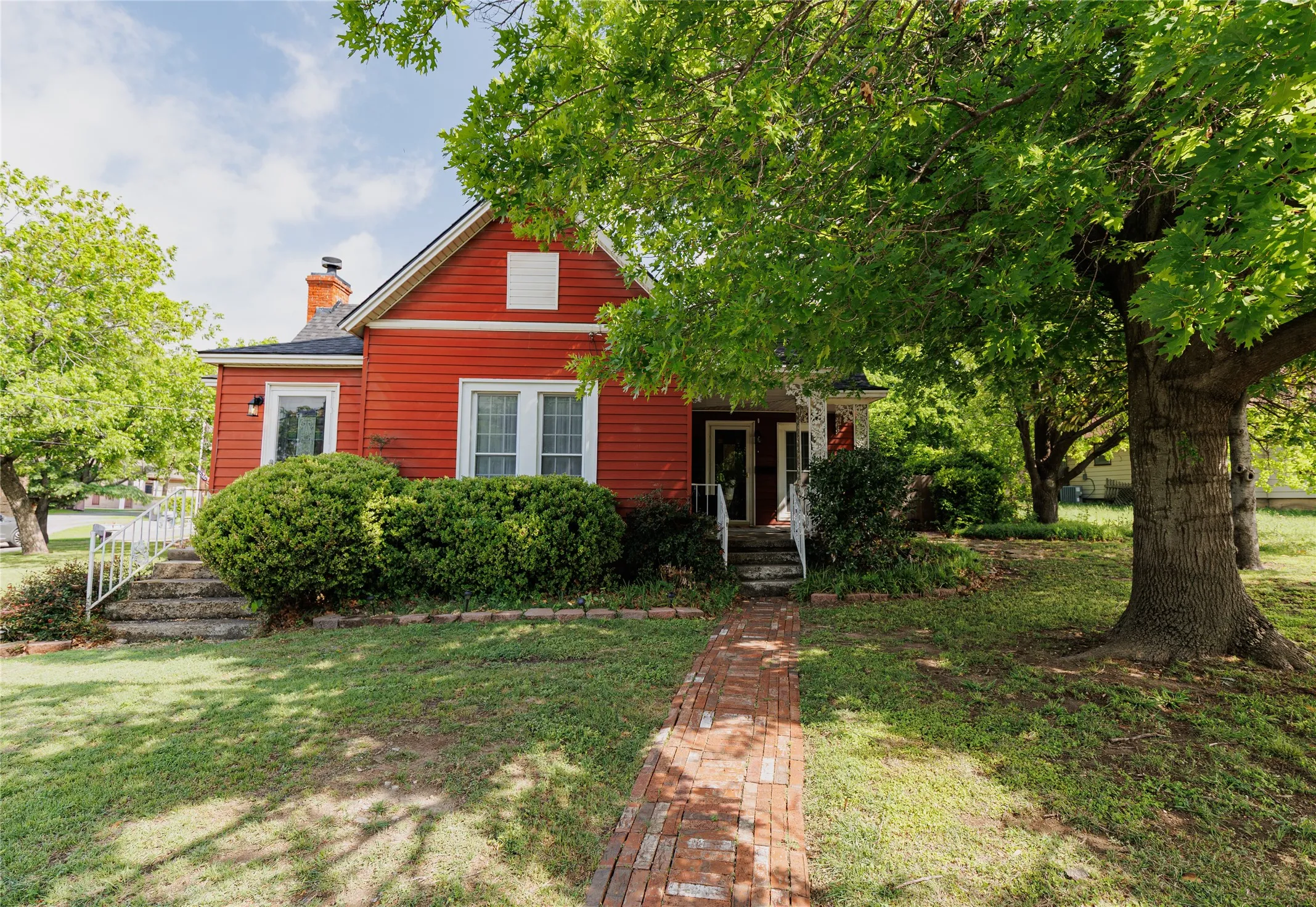 Single Family Residence For Sale in Wise County , 510 W Walnut Street, Decatur, Texas 76234, 3 Bedrooms, 3 Bathrooms, Garage spaces, 1,750 Sqft, built in 1945, Preowned, Price $499,000, mls#21241329, Real Estate Agent in Decatur, Homes For Sale in Wise county, Homes For Sale in Decatur, Realtor in Decatur Texas, Real Estate Brokerage Independent Realty Texas, Luminita Cordes Realtor