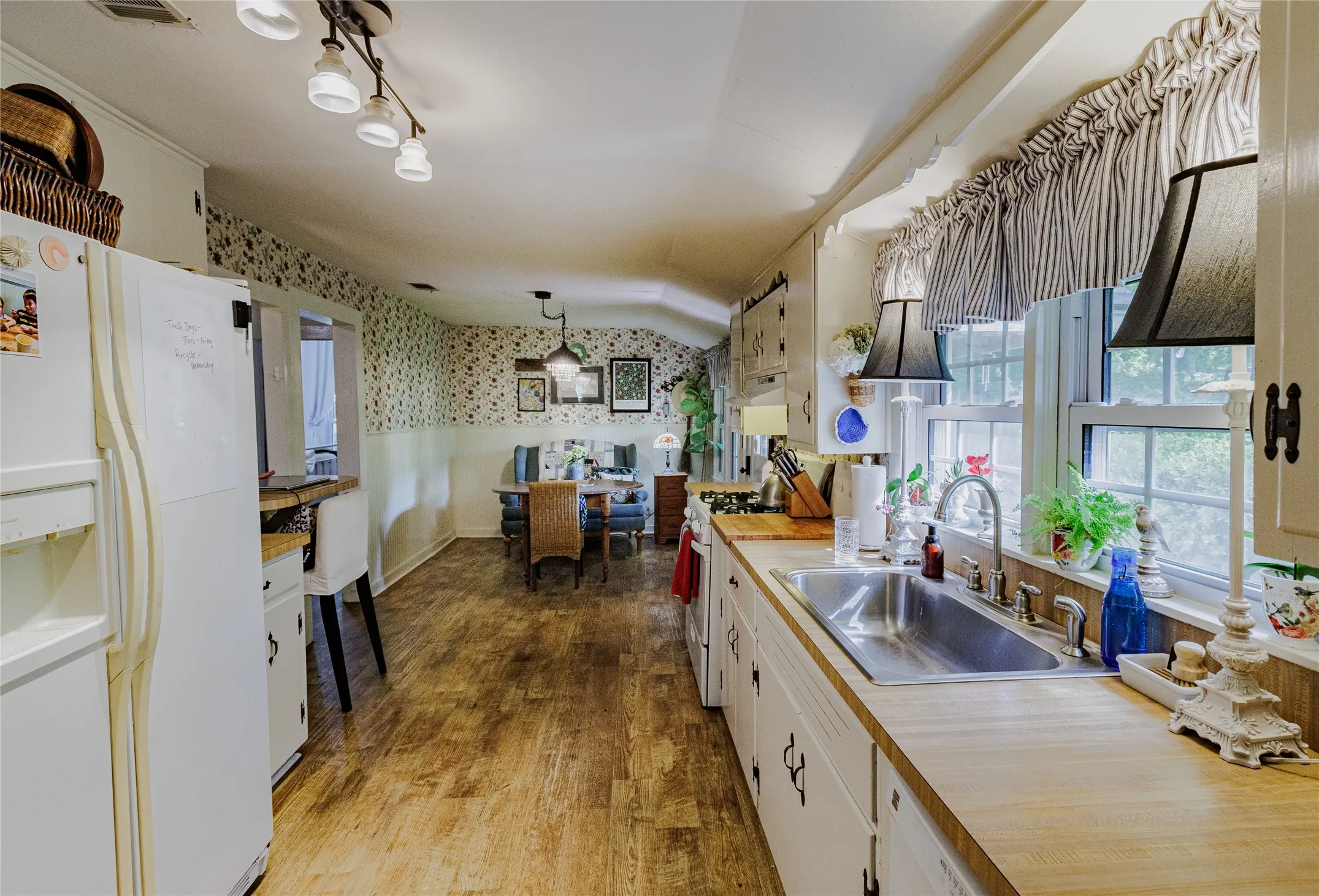 Single Family Residence For Sale in Wise County , 510 W Walnut Street, Decatur, Texas 76234, 3 Bedrooms, 3 Bathrooms, Garage spaces, 1,750 Sqft, built in 1945, Preowned, Price $499,000, mls#21241329, Real Estate Agent in Decatur, Homes For Sale in Wise county, Homes For Sale in Decatur, Realtor in Decatur Texas, Real Estate Brokerage Independent Realty Texas, Luminita Cordes Realtor