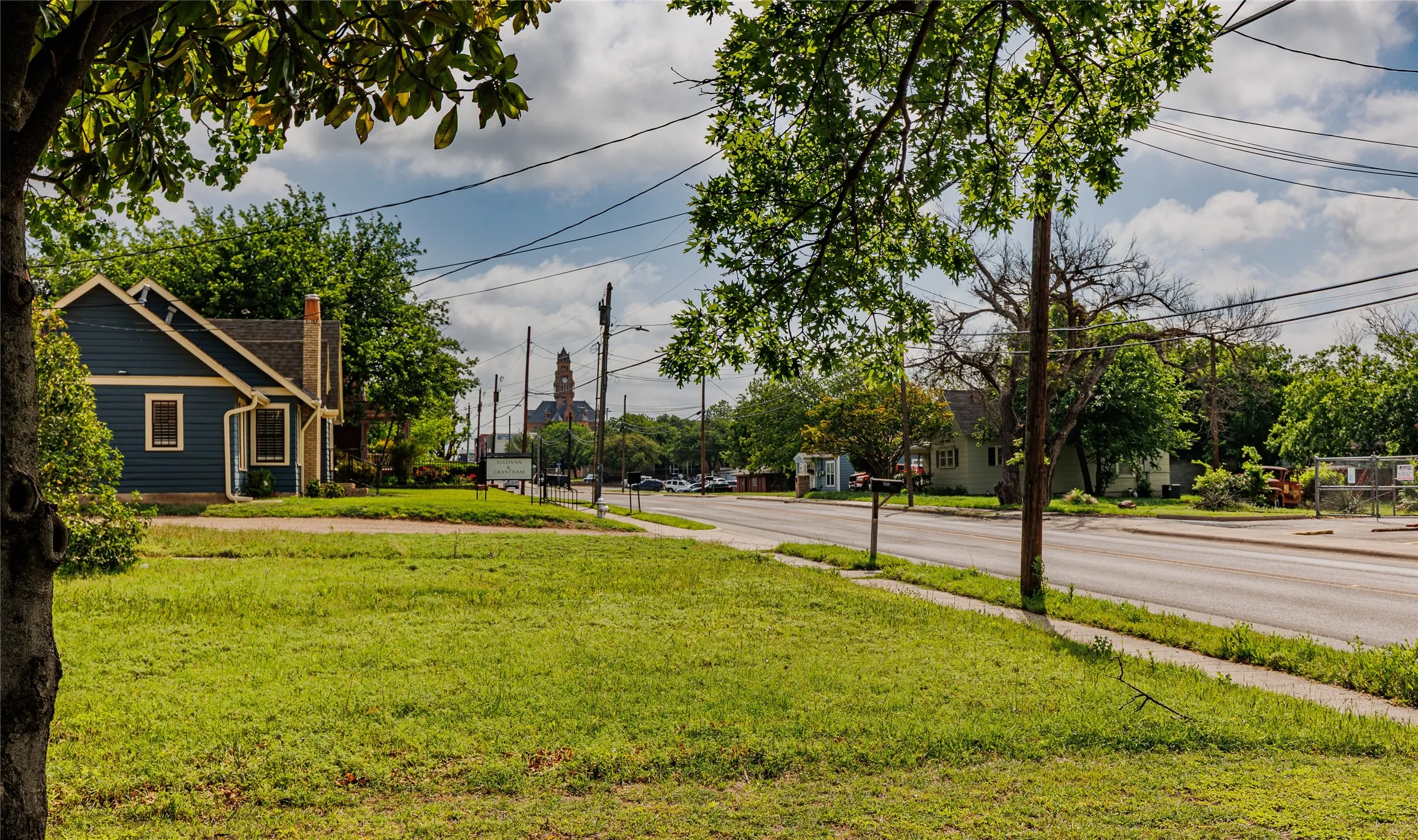 Single Family Residence For Sale in Wise County , 510 W Walnut Street, Decatur, Texas 76234, 3 Bedrooms, 3 Bathrooms, Garage spaces, 1,750 Sqft, built in 1945, Preowned, Price $499,000, mls#21241329, Real Estate Agent in Decatur, Homes For Sale in Wise county, Homes For Sale in Decatur, Realtor in Decatur Texas, Real Estate Brokerage Independent Realty Texas, Luminita Cordes Realtor