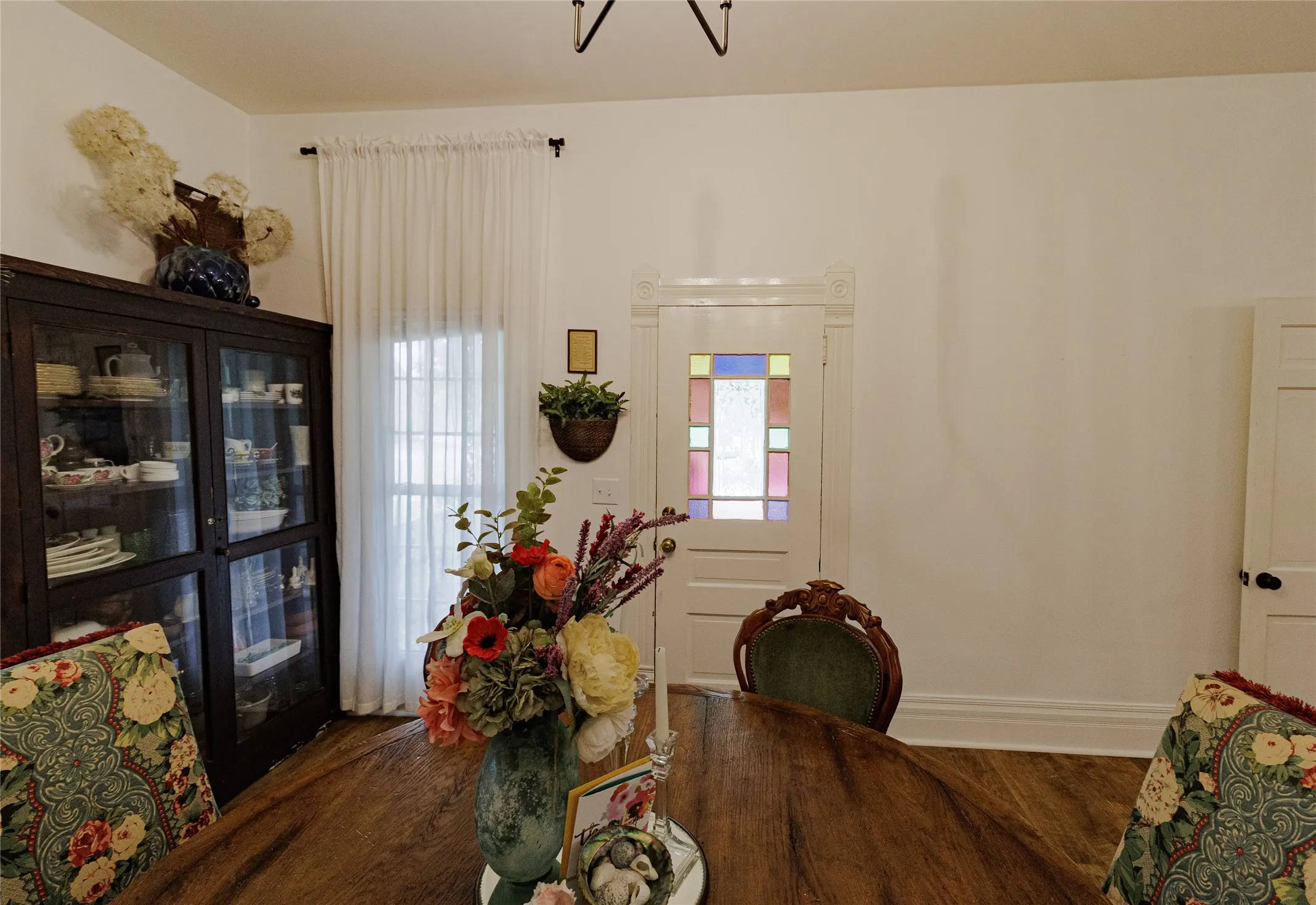 Single Family Residence For Sale in Wise County , 510 W Walnut Street, Decatur, Texas 76234, 3 Bedrooms, 3 Bathrooms, Garage spaces, 1,750 Sqft, built in 1945, Preowned, Price $499,000, mls#21241329, Real Estate Agent in Decatur, Homes For Sale in Wise county, Homes For Sale in Decatur, Realtor in Decatur Texas, Real Estate Brokerage Independent Realty Texas, Luminita Cordes Realtor