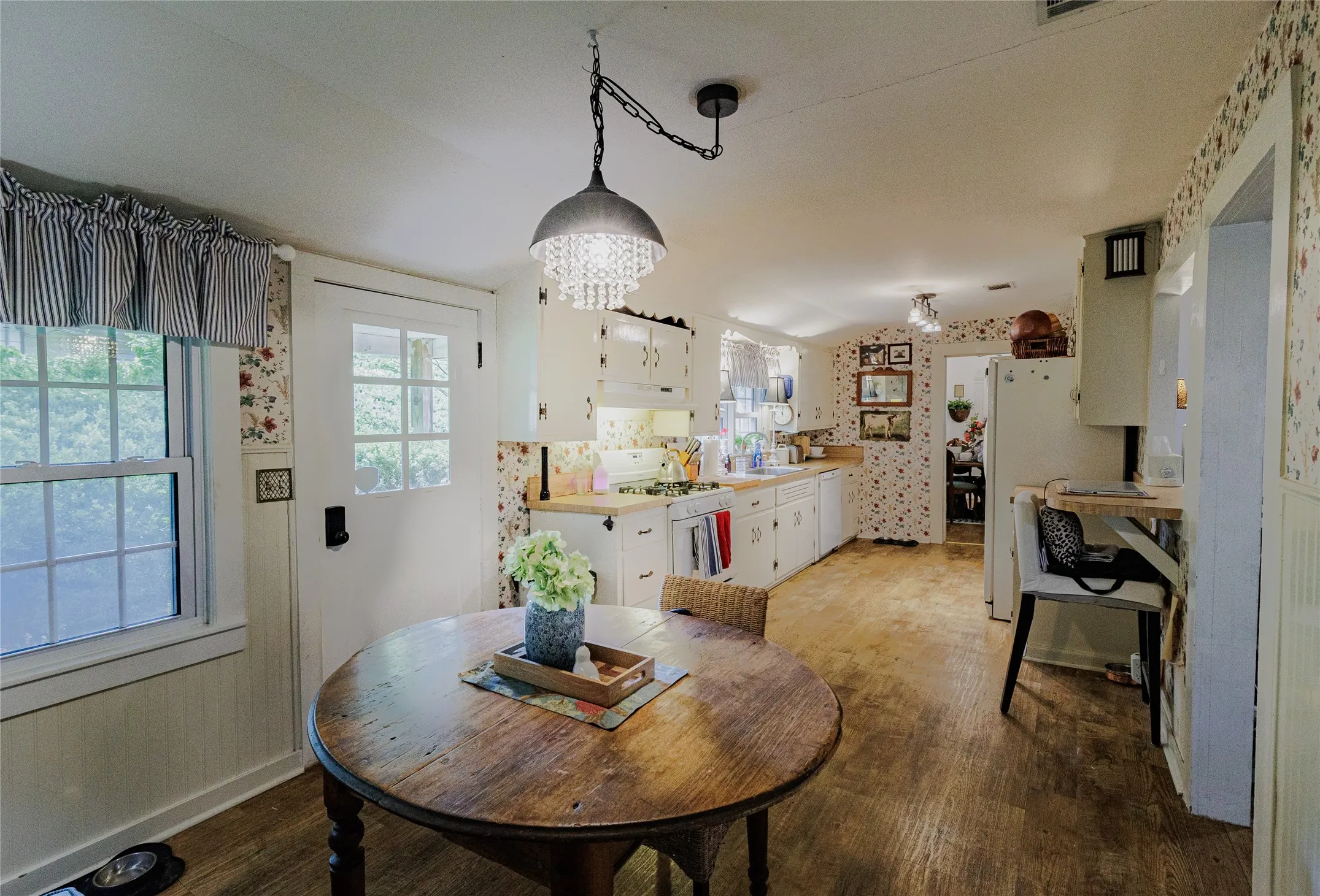Single Family Residence For Sale in Wise County , 510 W Walnut Street, Decatur, Texas 76234, 3 Bedrooms, 3 Bathrooms, Garage spaces, 1,750 Sqft, built in 1945, Preowned, Price $499,000, mls#21241329, Real Estate Agent in Decatur, Homes For Sale in Wise county, Homes For Sale in Decatur, Realtor in Decatur Texas, Real Estate Brokerage Independent Realty Texas, Luminita Cordes Realtor