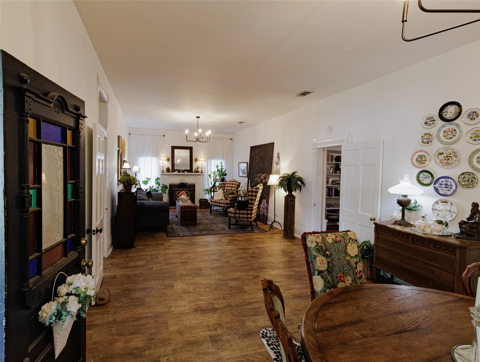 Single Family Residence For Sale in Wise County , 510 W Walnut Street, Decatur, Texas 76234, 3 Bedrooms, 3 Bathrooms, Garage spaces, 1,750 Sqft, built in 1945, Preowned, Price $499,000, mls#21241329, Real Estate Agent in Decatur, Homes For Sale in Wise county, Homes For Sale in Decatur, Realtor in Decatur Texas, Real Estate Brokerage Independent Realty Texas, Luminita Cordes Realtor
