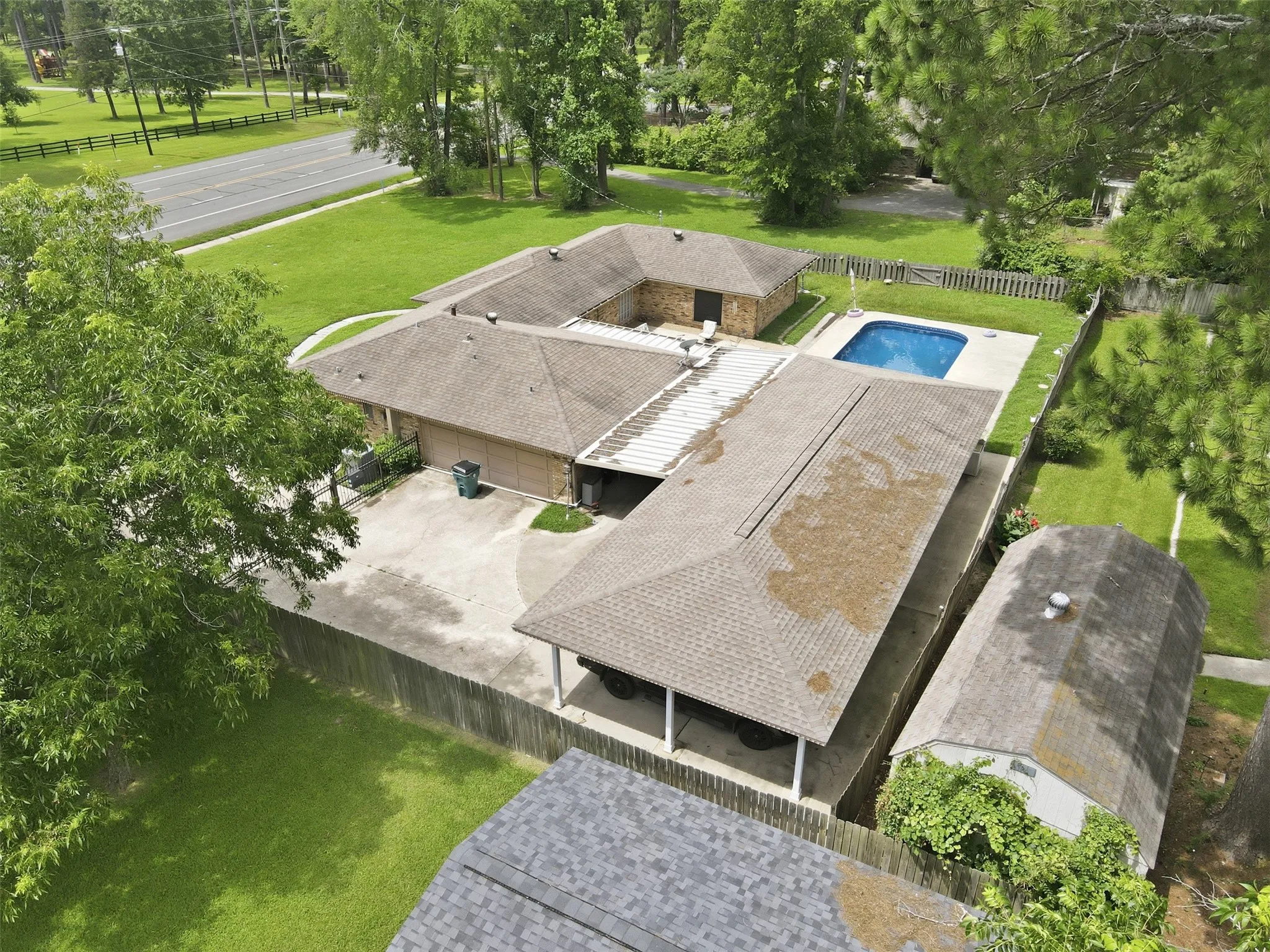Single Family Residence For Sale in Panola County , 1302 W Sabine Street, Carthage, Texas 75633, 3 Bedroom, 3 Bathroom, Garage spaces, 2,340 Sqft, built in 1979, Preowned, mls#21242787, Real Estate Agent in Carthage, Homes For Sale in Panola county, Homes For Sale in Carthage, Realtor in Carthage Texas, Real Estate Brokerage Independent Realty Texas, Luminita Cordes Realtor