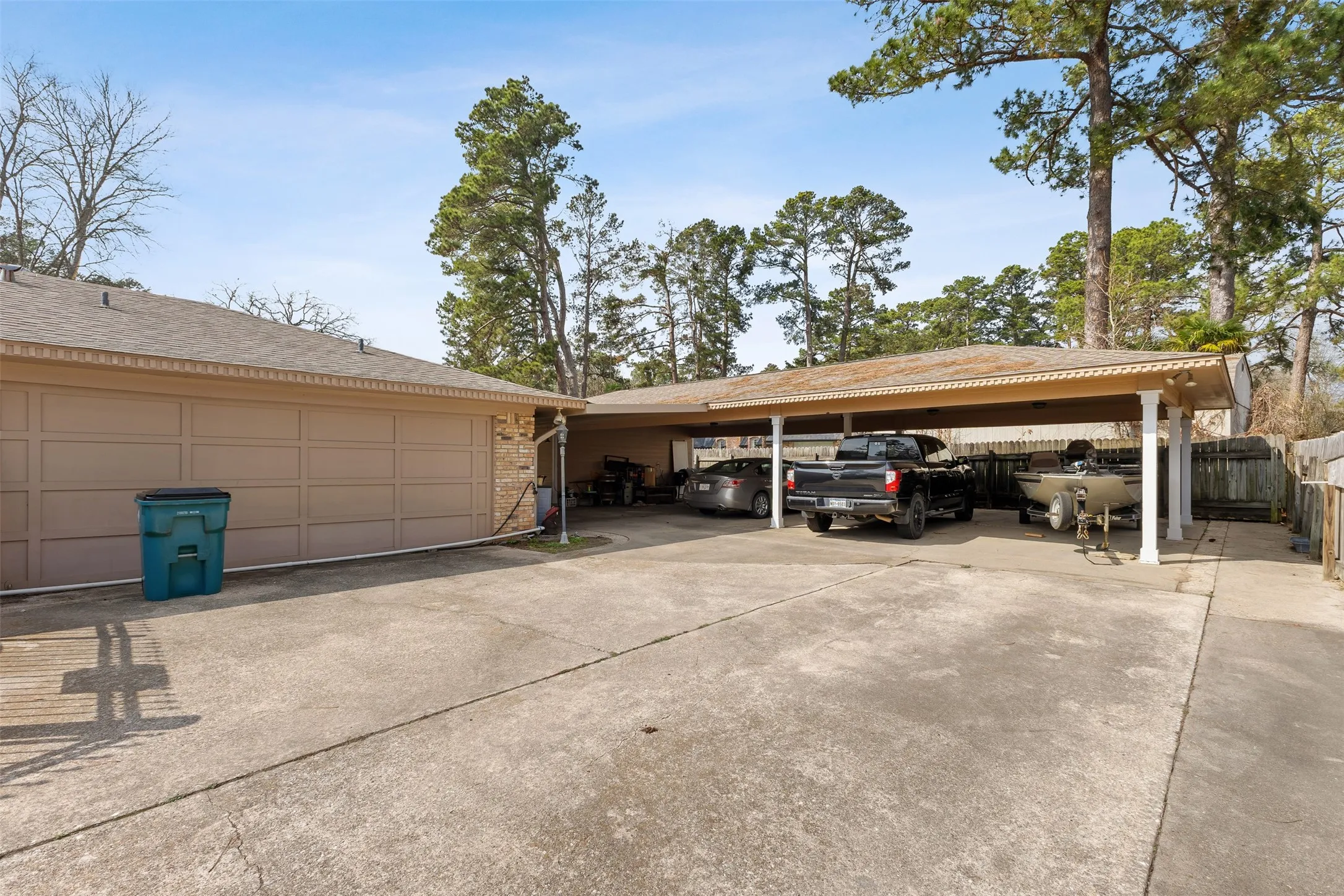 Single Family Residence For Sale in Panola County , 1302 W Sabine Street, Carthage, Texas 75633, 3 Bedroom, 3 Bathroom, Garage spaces, 2,340 Sqft, built in 1979, Preowned, mls#21242787, Real Estate Agent in Carthage, Homes For Sale in Panola county, Homes For Sale in Carthage, Realtor in Carthage Texas, Real Estate Brokerage Independent Realty Texas, Luminita Cordes Realtor